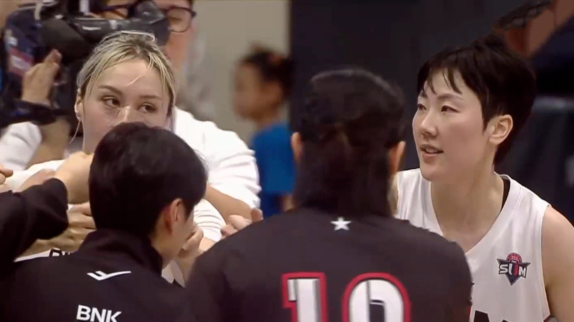 '4Q 역전극!' BNK 썸, 신한은행 제압하며 2연승!