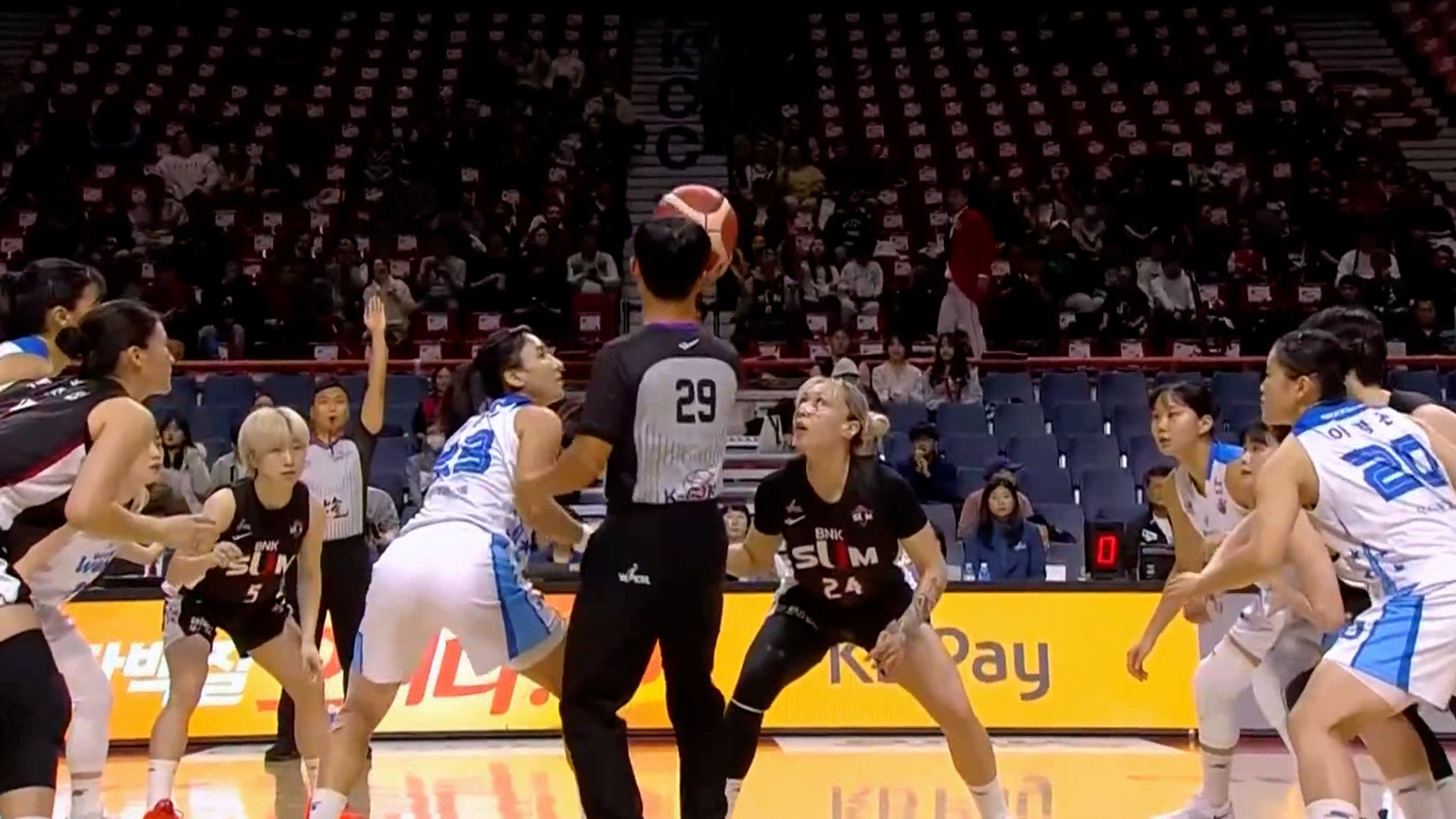 '파죽의 4연승!' 우리은행, BNK 썸 상대로 값진 승리