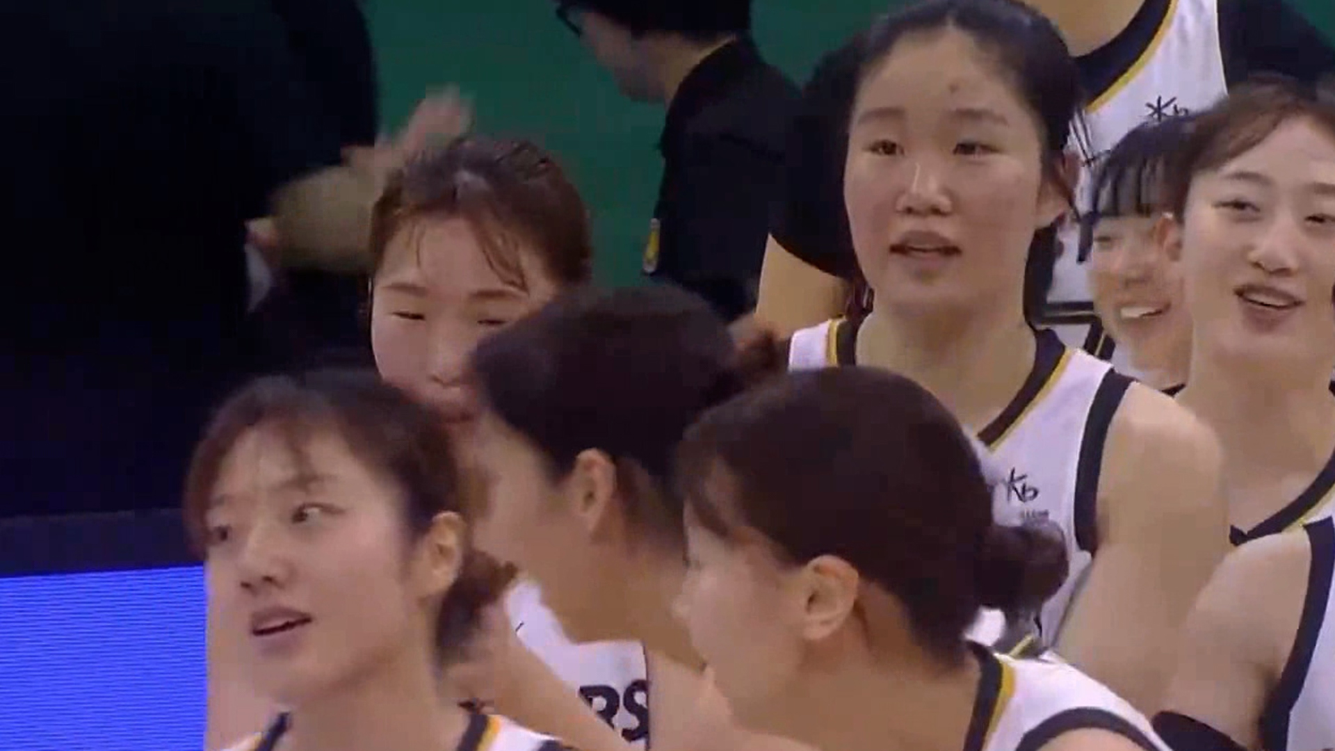 '박지수 매직' KB스타즈, 하나은행 상대로 대승!.jpg