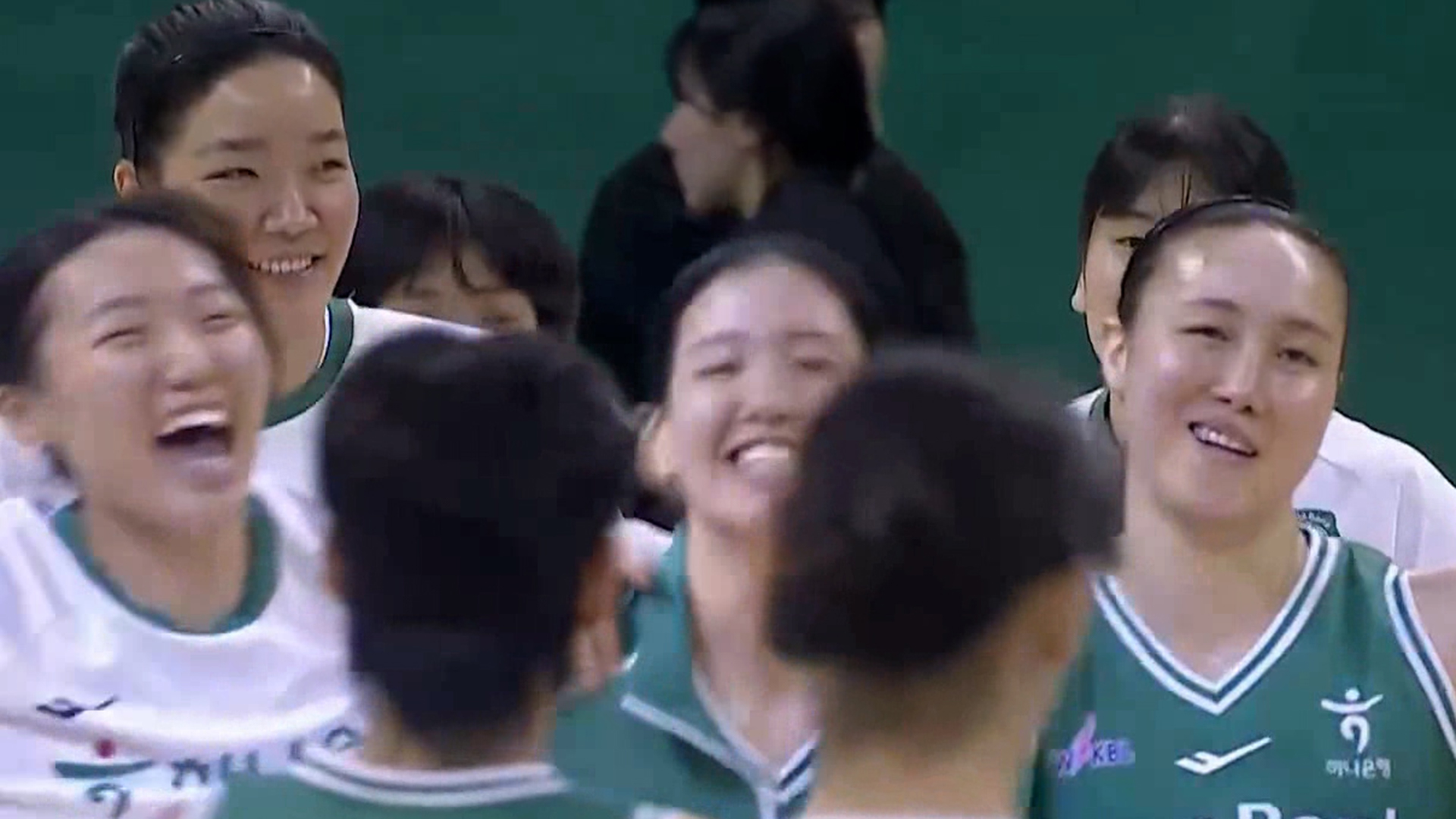 '레전드 데이!' 하나은행, 우리은행 상대로 연패 탈출!