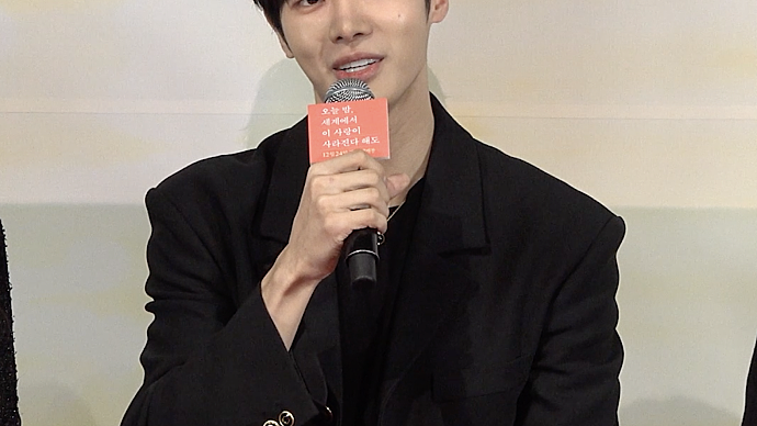 Choo Young Woo Wondering If He Looks Like the Japanese Male Protagonist haha