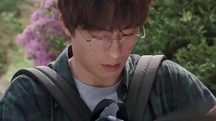 Koo Kyohwan Gifts a Secretly Drawn Picture