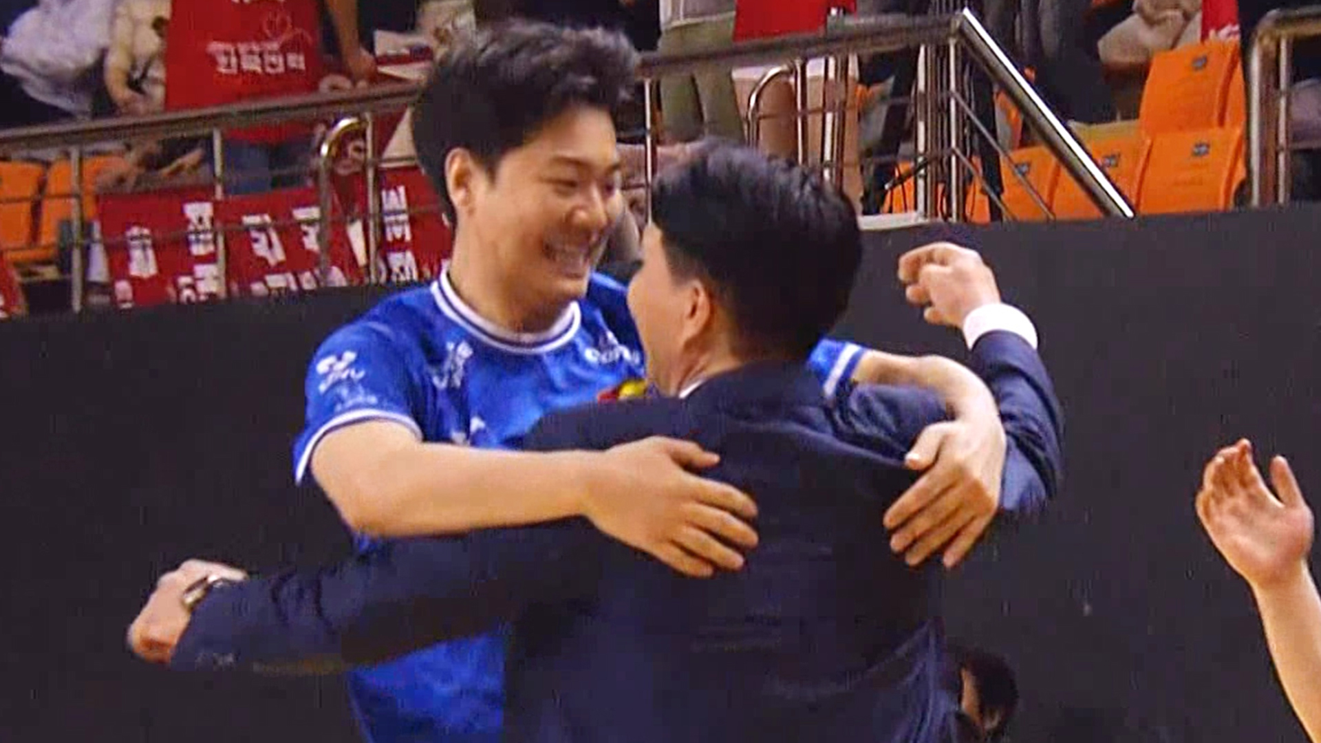 '경기를 끝내는 서브에이스!' 4위로 도약한 한국전력