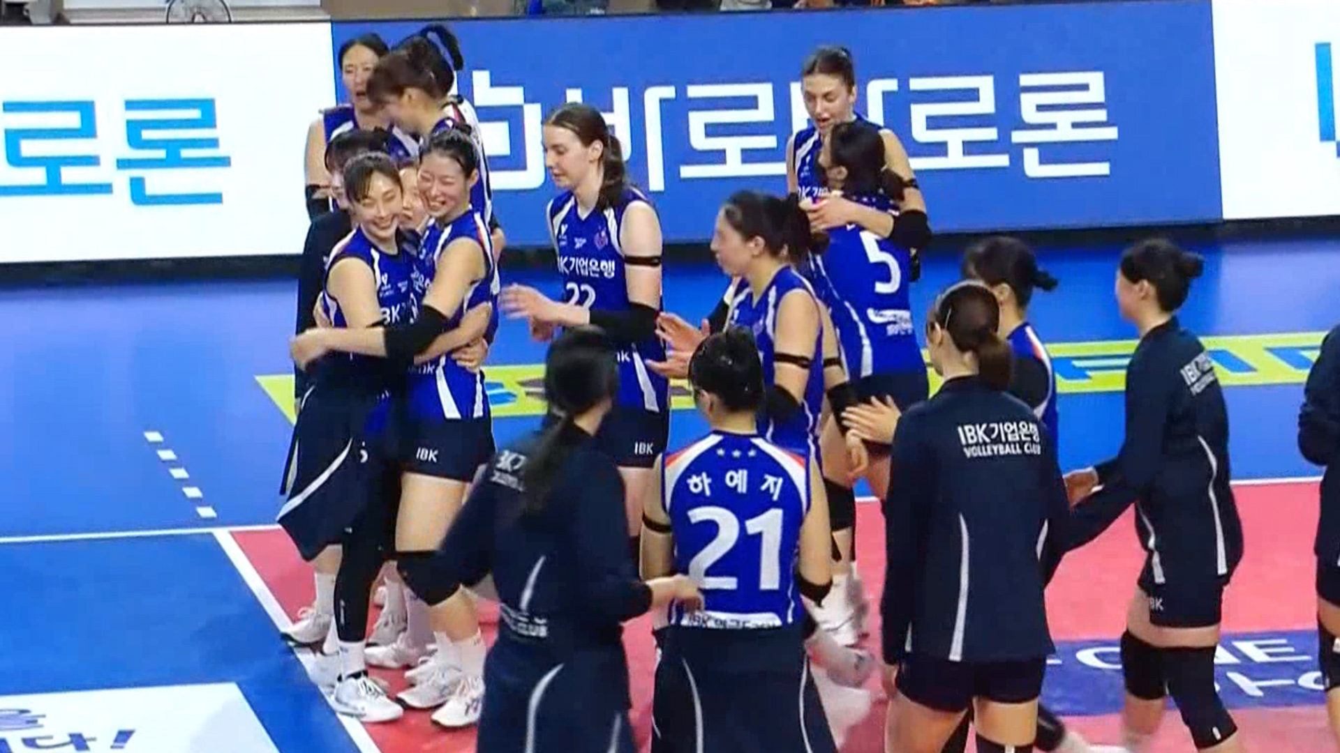 '빅토리아 31득점 폭발' IBK, 정관장 꺾고 3연승 질주!