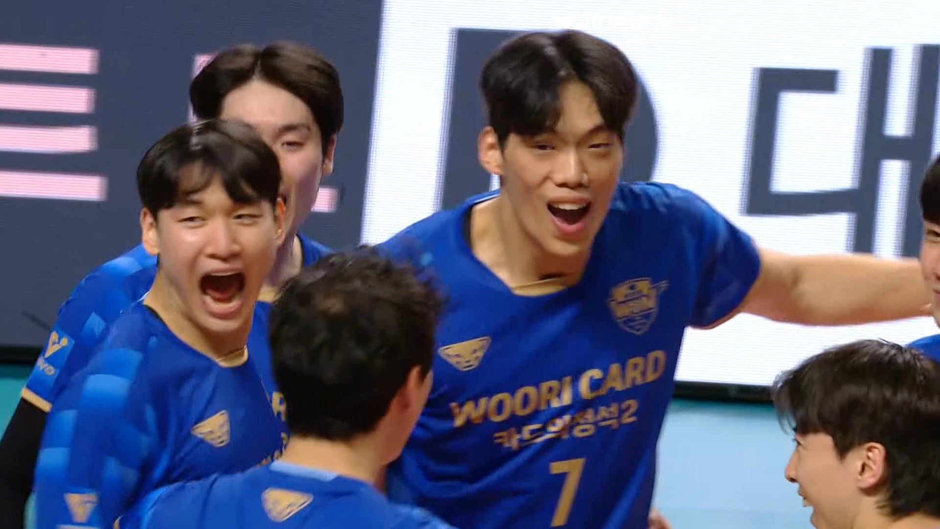 '대어 잡았다!' 우리카드, 박철우 대행 체제 2연승 질주!