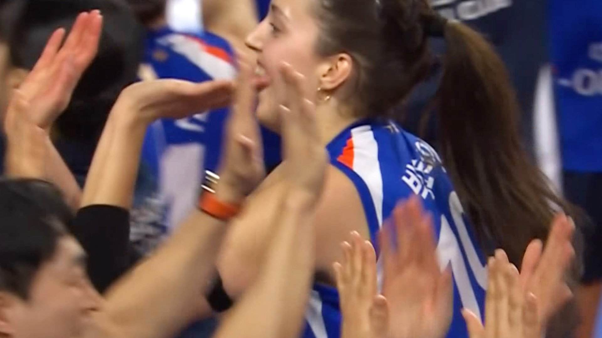 '빅토리아 41득점 맹폭!' IBK, 현대건설에게 극적인 역전승!