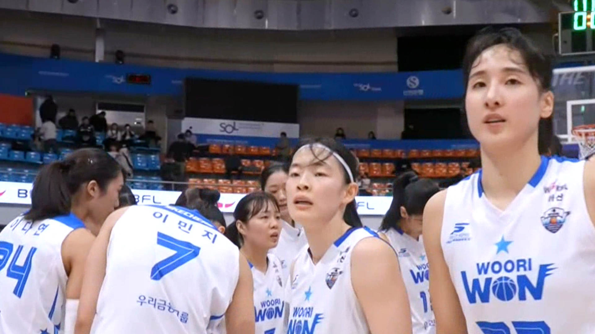 '3점 대폭발!' 우리은행, 압도적인 경기력으로 신한은행 완파!