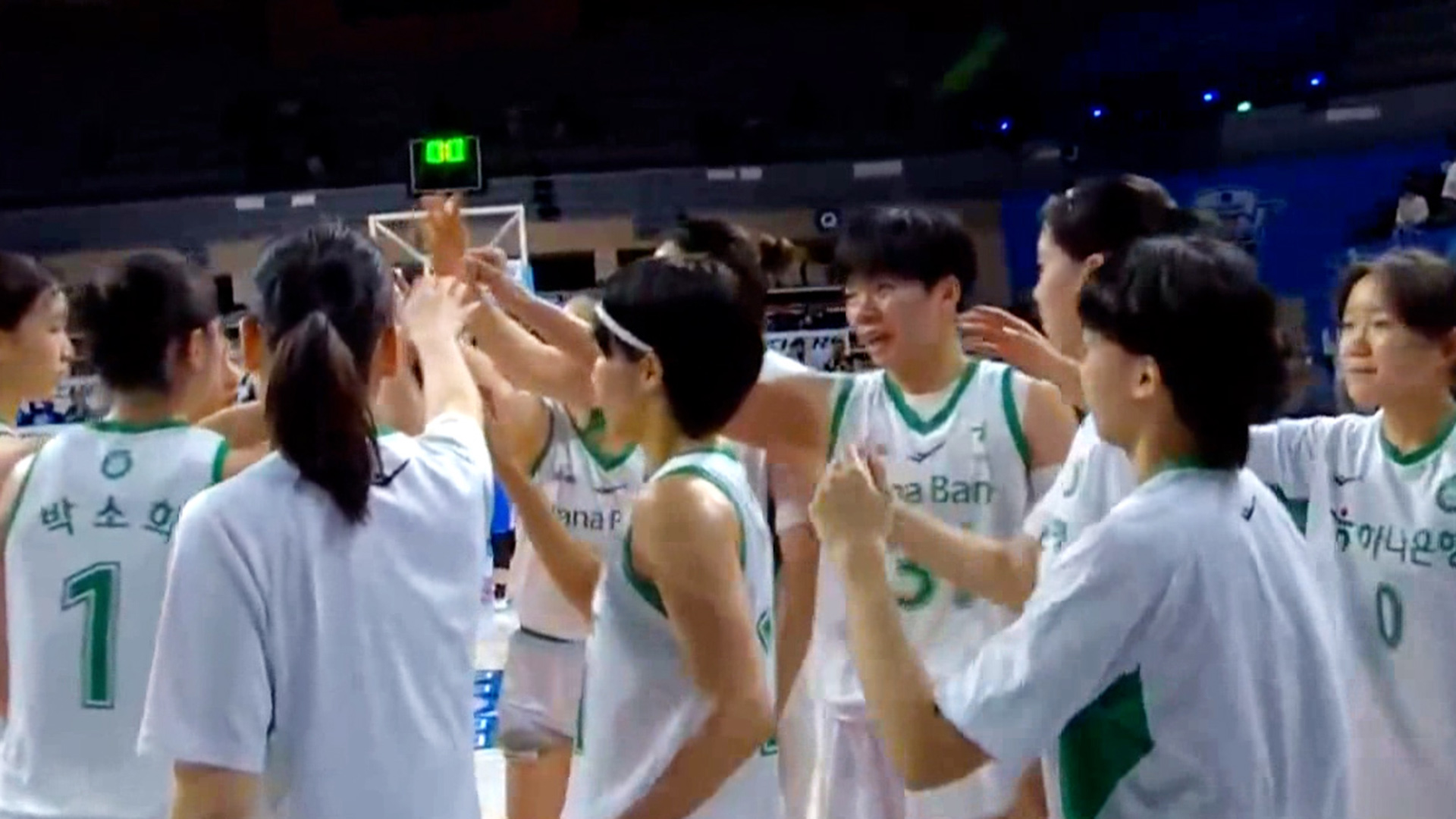 '1위 굳히기!' 하나은행, 우리은행 잡고 파죽의 6연승 질주