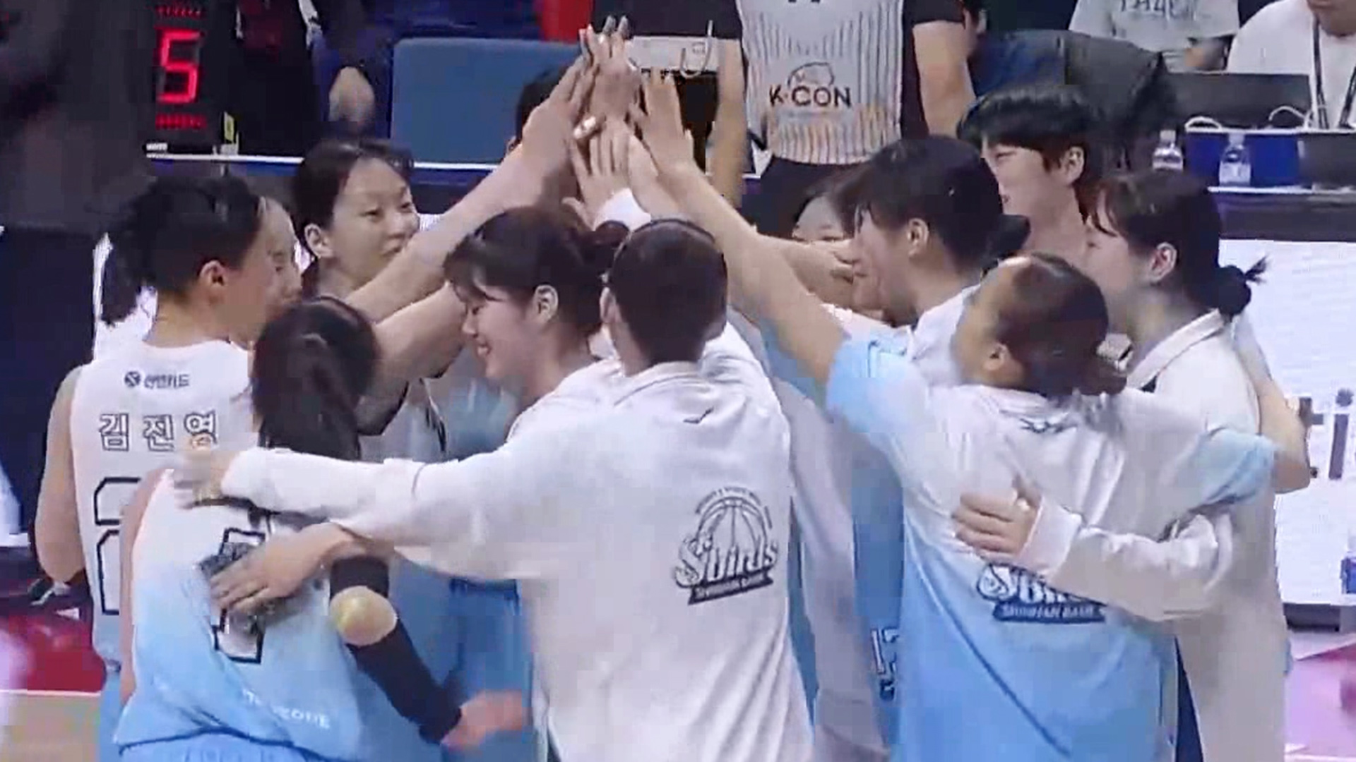 '2차 연장 끝에 9연패 탈출!' 26년 첫 승 신고한 신한은행