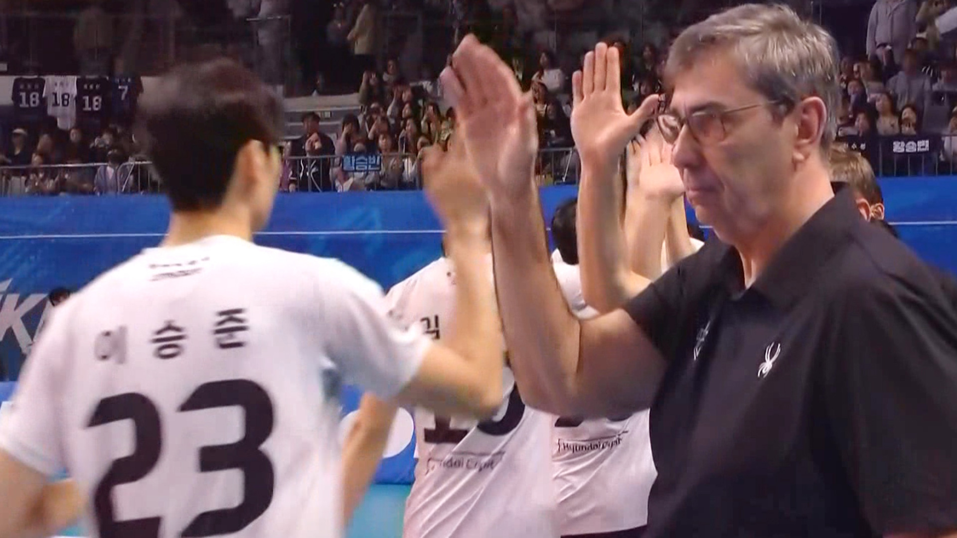 '레오 대폭발!' 현대캐피탈, 선두와 승점 한 점 차 추격!