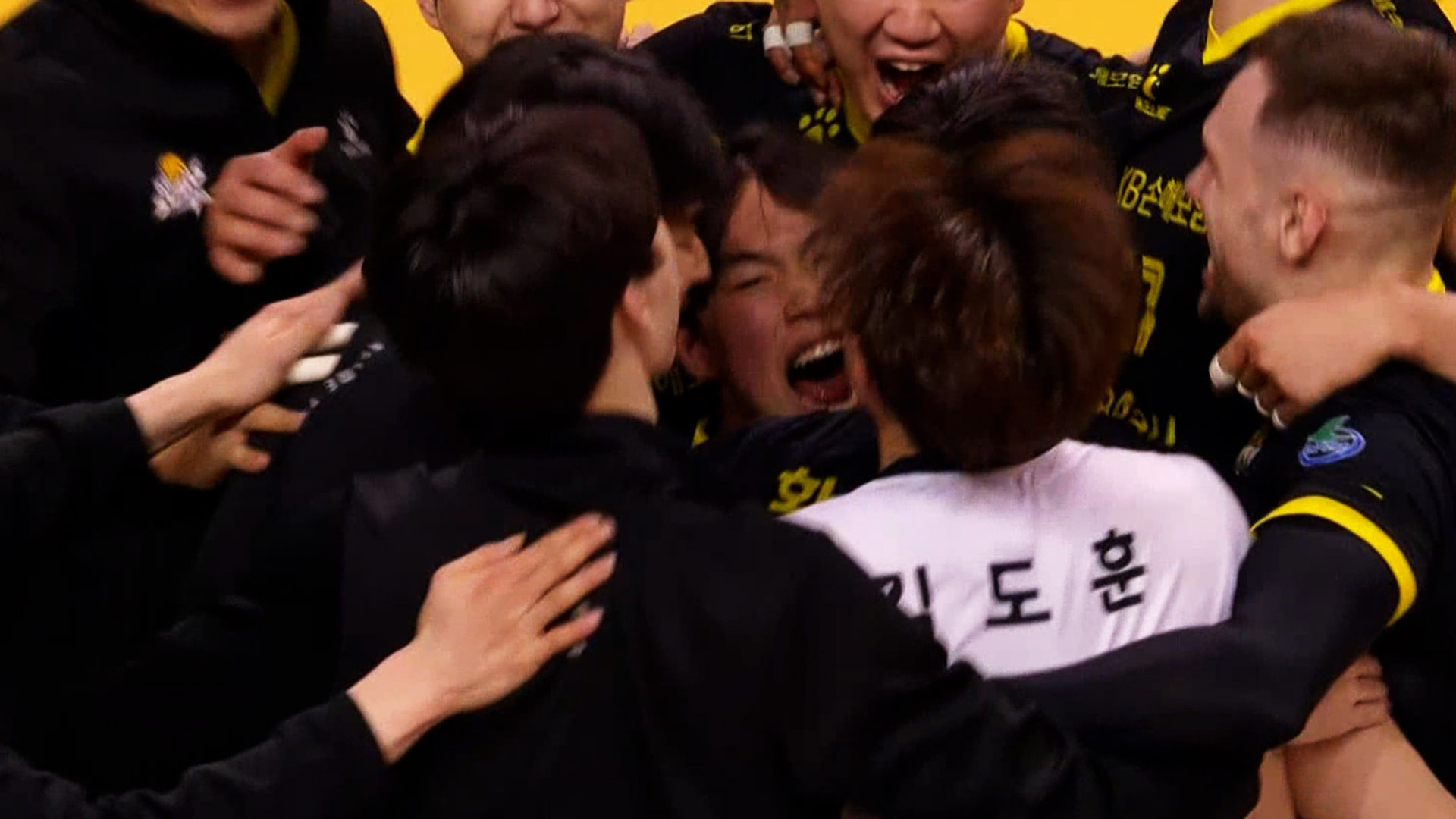 '명승부 그 자체' KB손해보험, OK저축은행 꺾고 3위 재도약