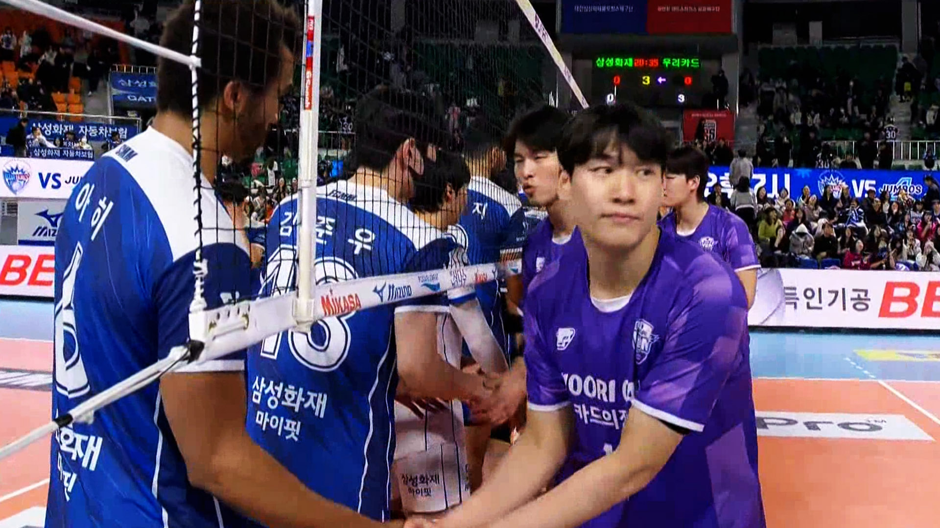 박철우 감독대행과 함께 삼성화재에게 승리하는 우리카드!