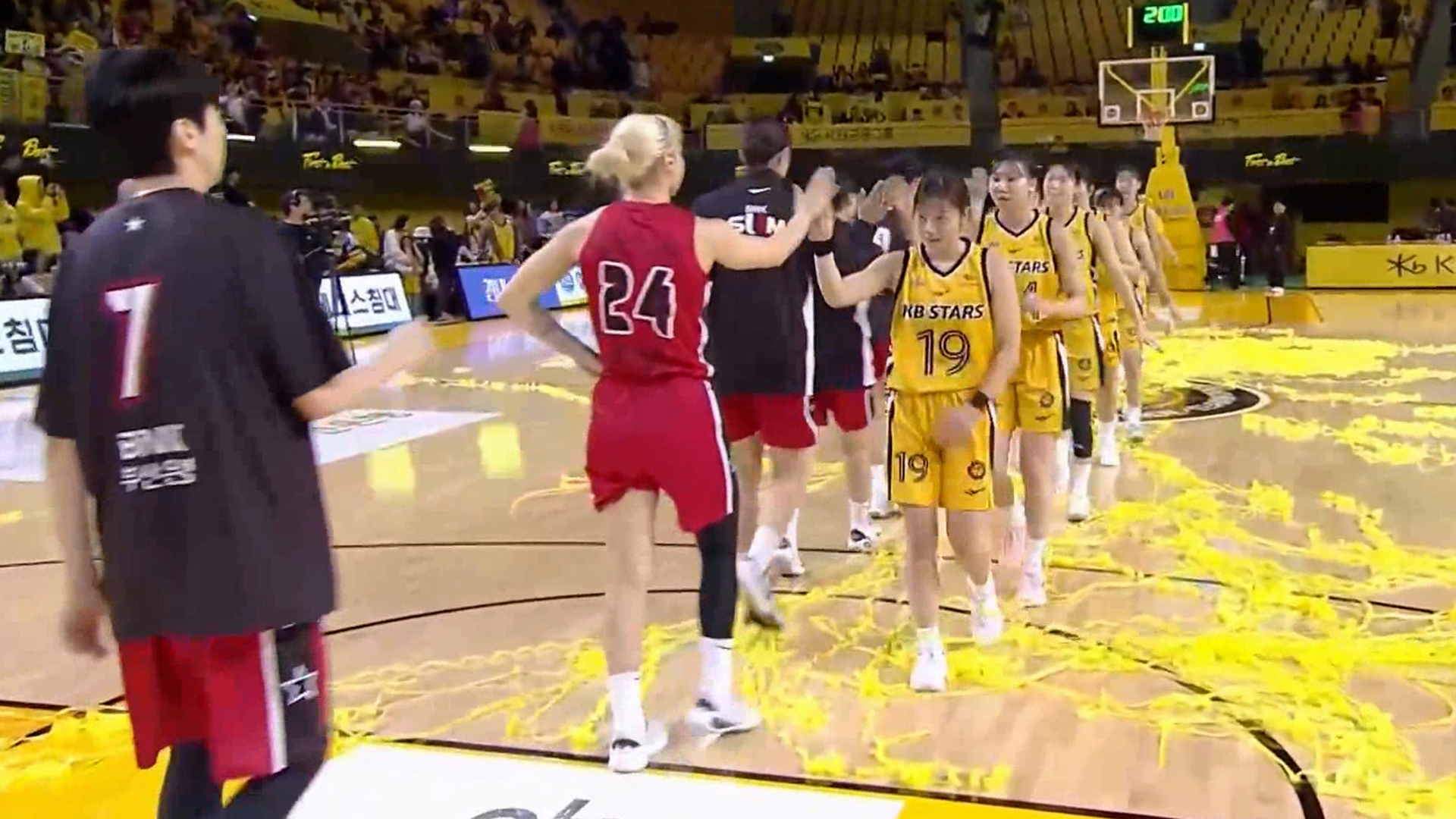 '2위 수성 성공!' KB스타즈, BNK 썸 상대로 대승!.jpg