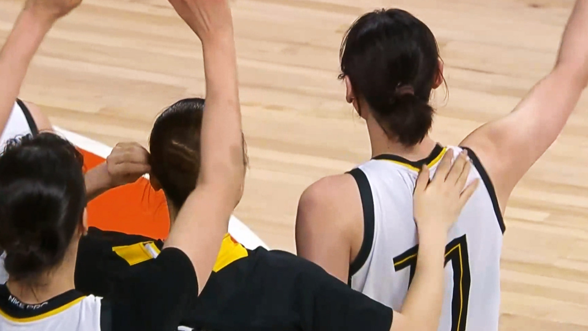 '3연승 질주' 재역전승 거두며 우리은행을 꺾은 KB스타즈