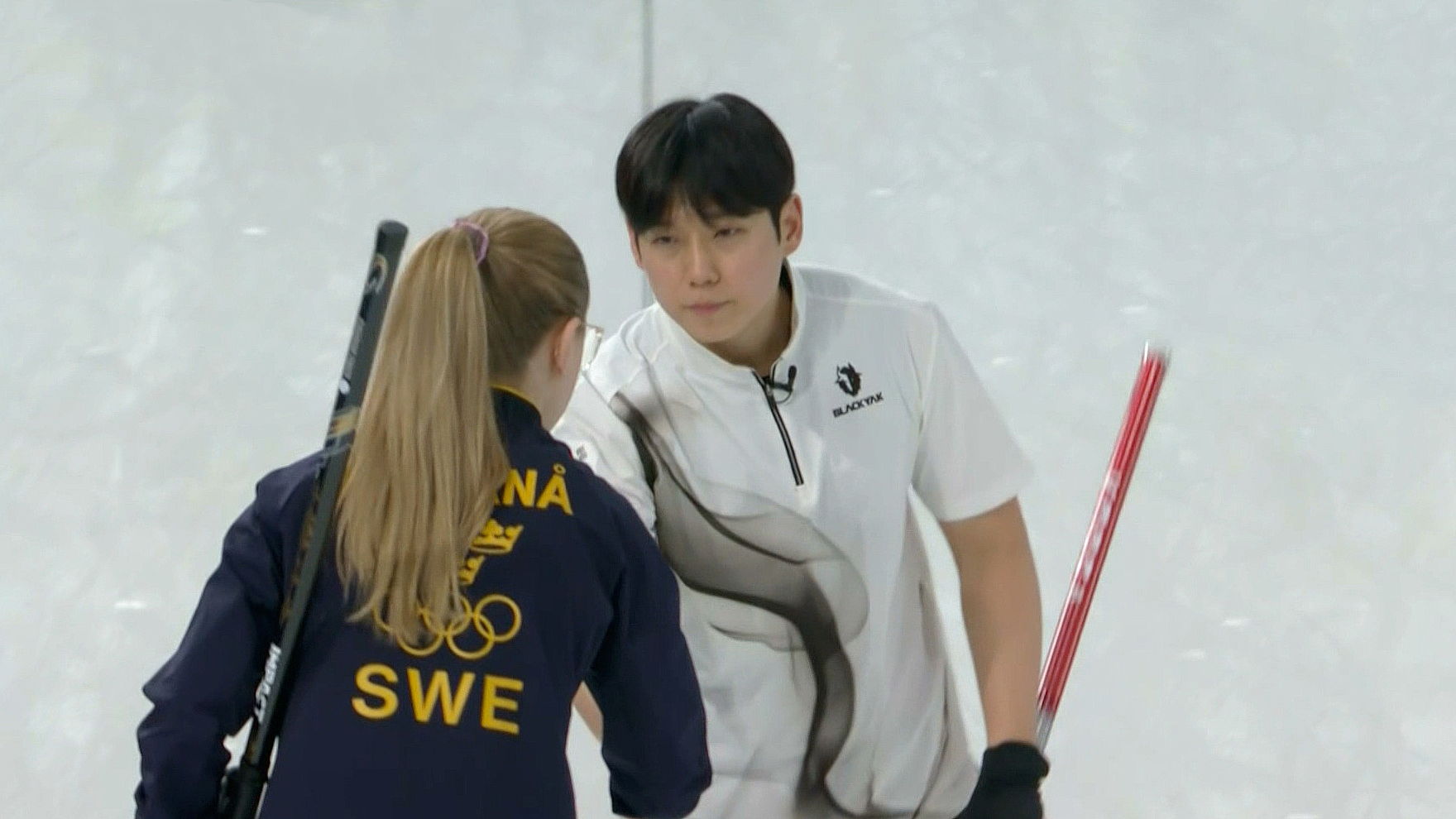 '벌어진 점수 차' 결국 악수를 청하는 대한민국