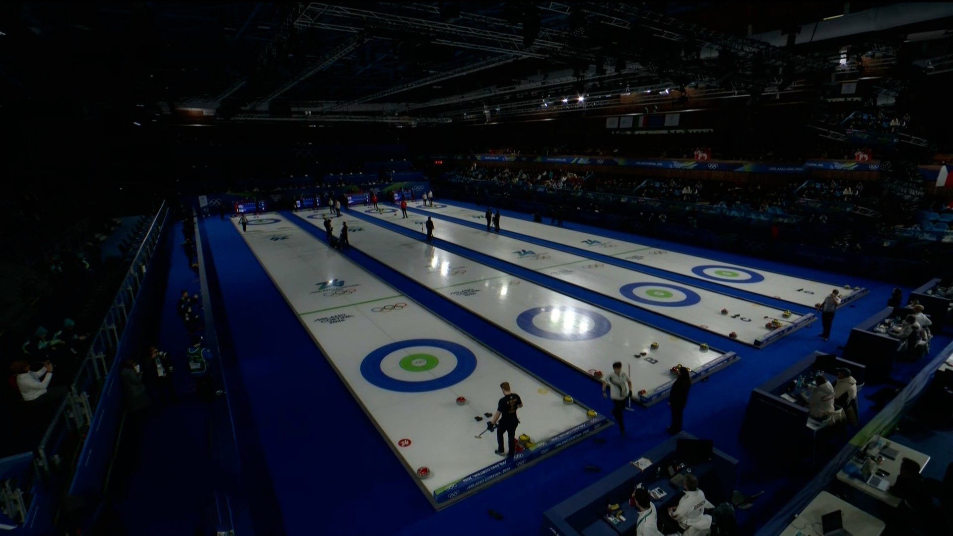 '약간의 해프닝!' 갑작스럽게 불이 꺼진 컬링 경기장