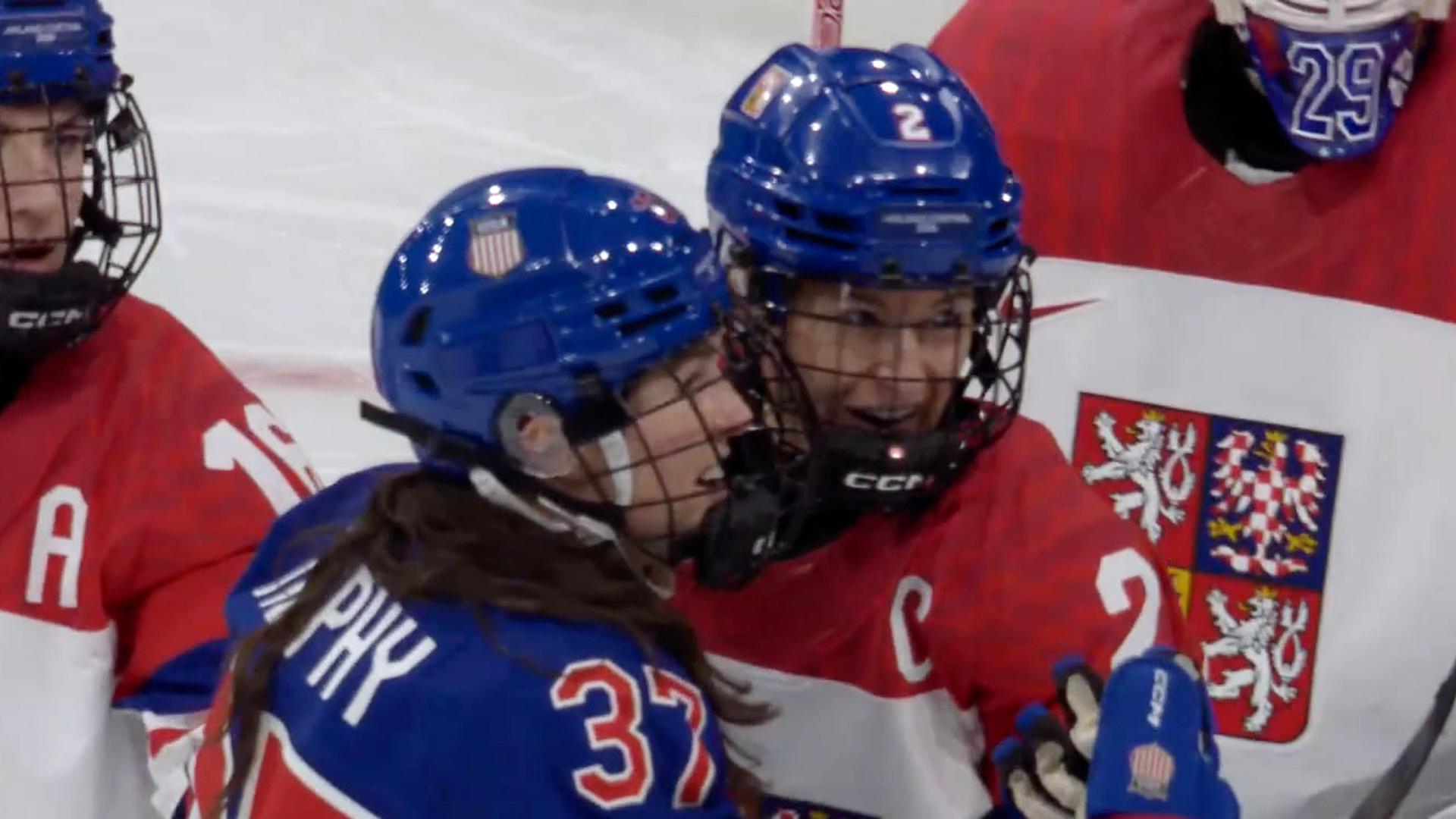 '웃다가 급 정색' 충돌하는 두 선수