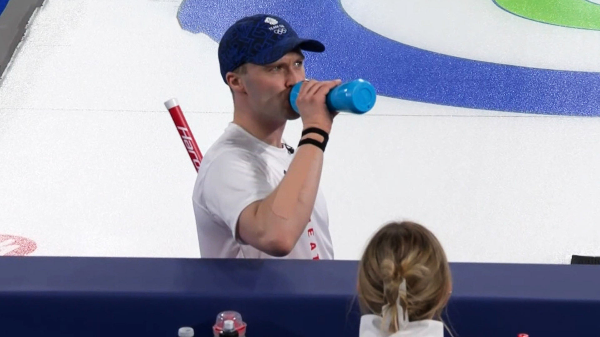 2점을 먼저 획득하며 리드하는 영국