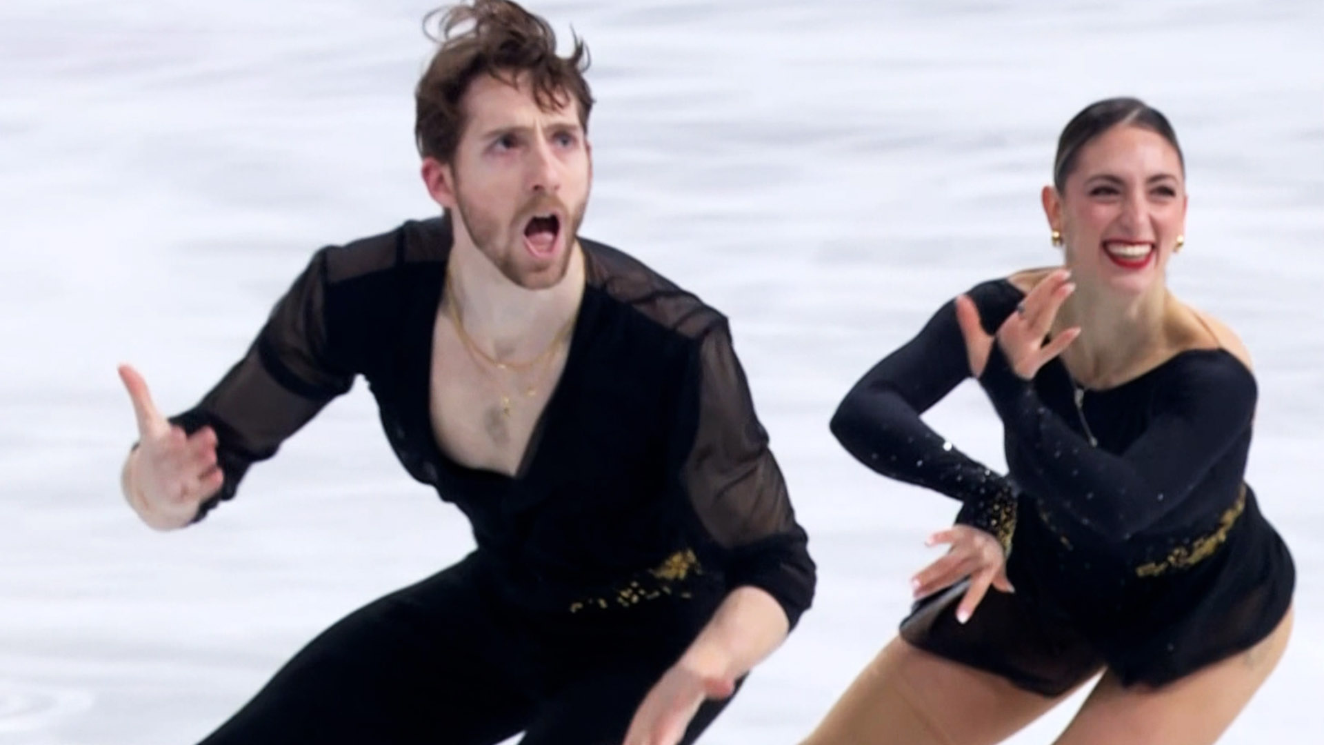 자국에서 완벽한 연기를 선보이는 이탈리아 사라 콘티-니콜로 마치