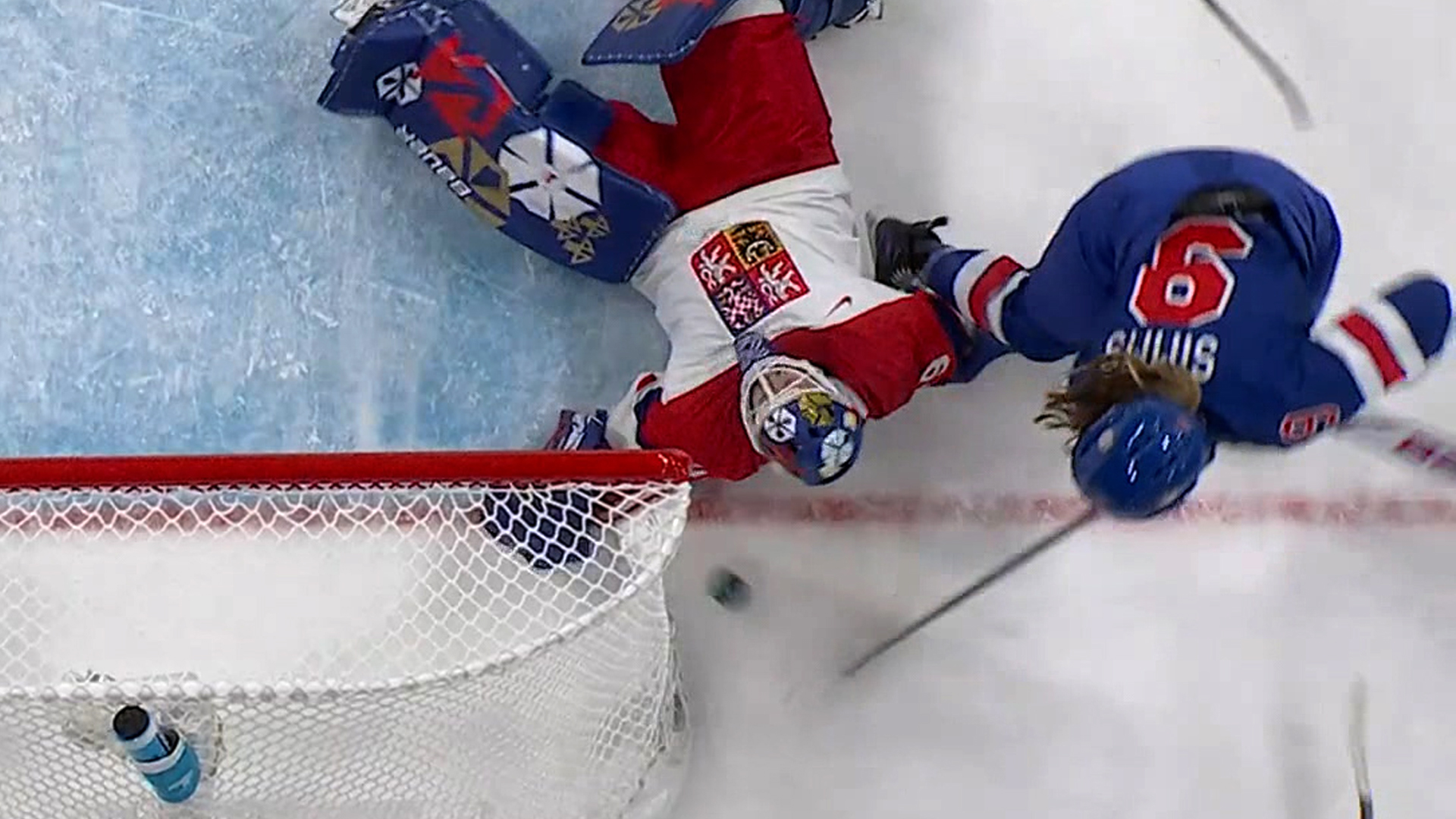 '뒤에도 눈이 있나?' 골텐더의 감각적인 세이브