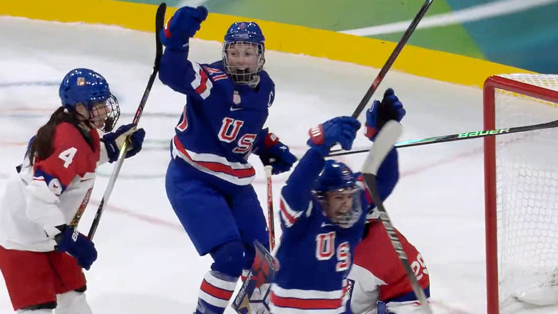 '미국의 선취점!' 날아가는 퍽의 궤도를 바꾸며 득점!