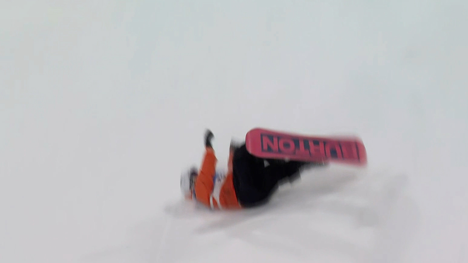 중심을 잃고 완전히 넘어진 외이빈 키르쿠스