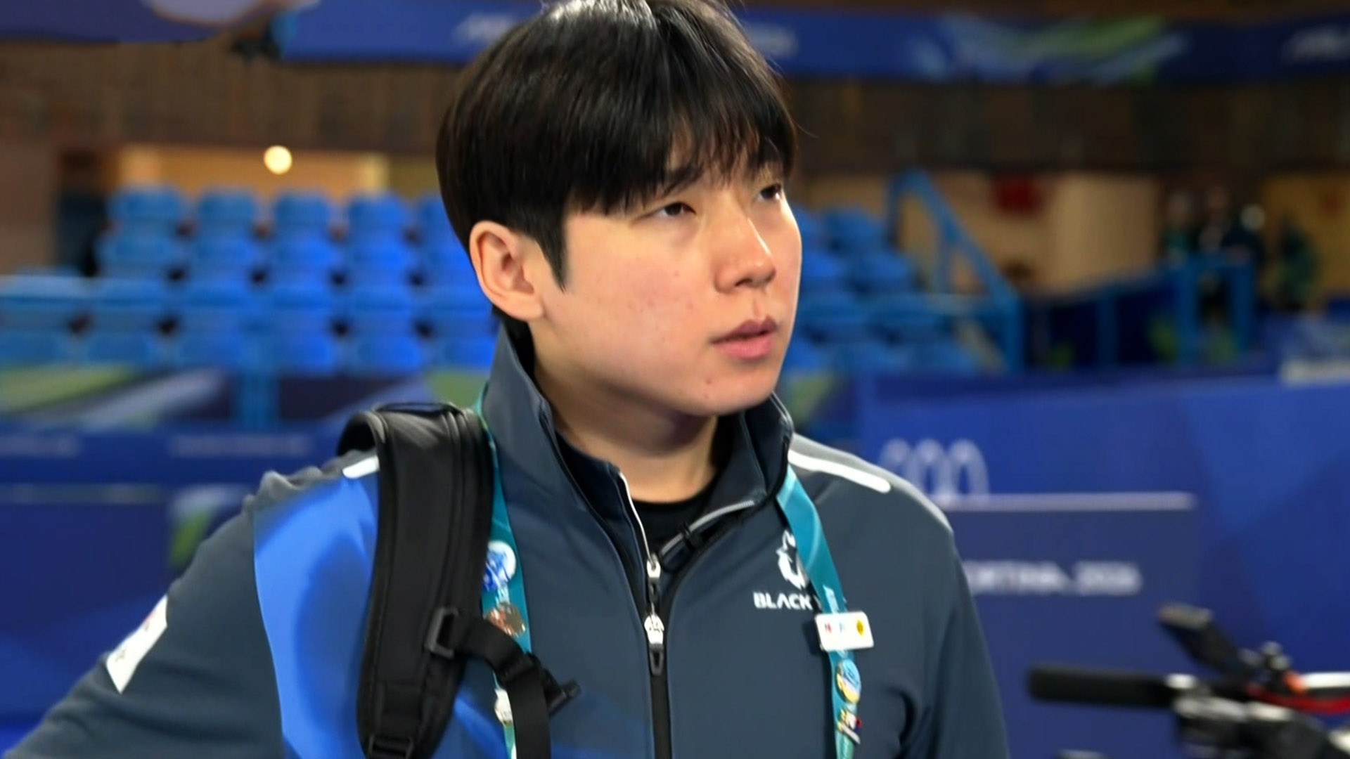 결연한 의지로 등장해 웃으며 인사하는 대한민국!