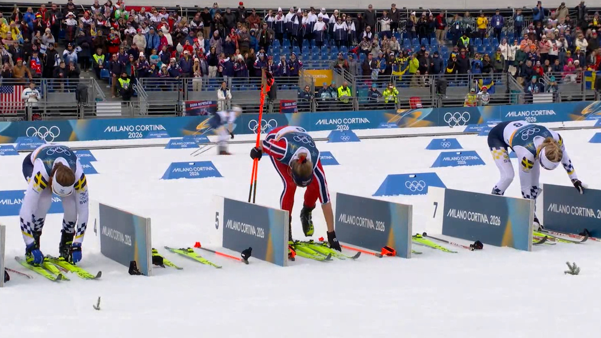'피트 스탑이 있는 대회' 10km 지점에서 장비를 교체하는 선수들