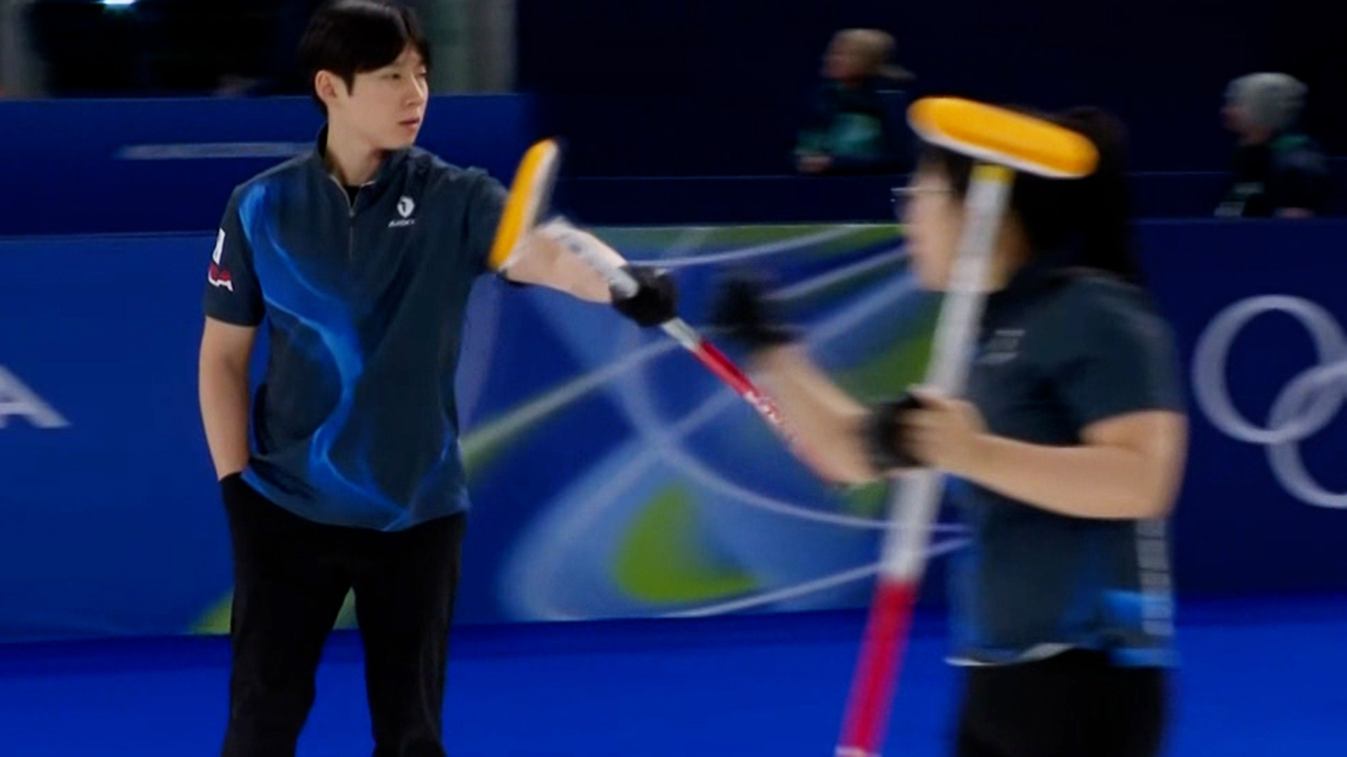 상대 스톤을 밀어내고 가드 뒤로 숨은 대한민국의 스톤