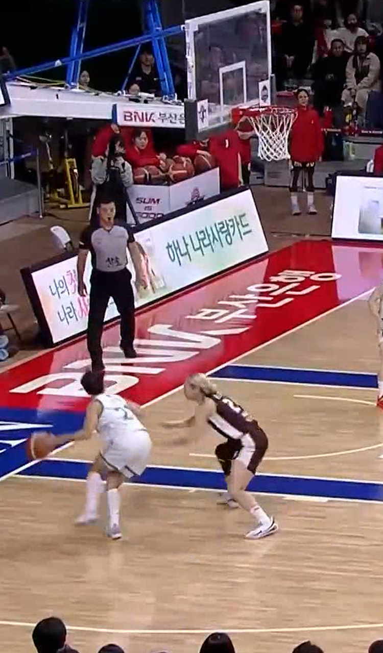 화려한 드리블로 득점 성공하는 이이지마 사키