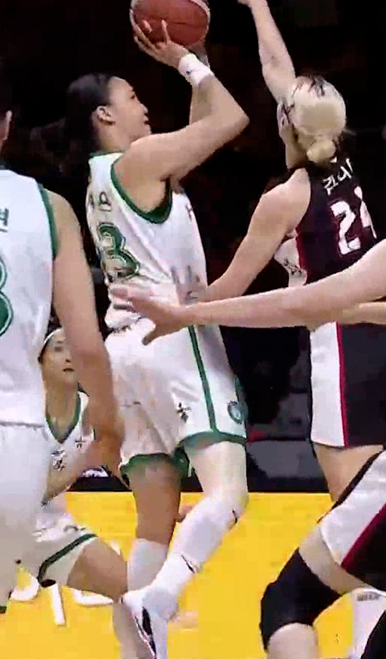 공을 잡아채는 김소니아의 블로킹