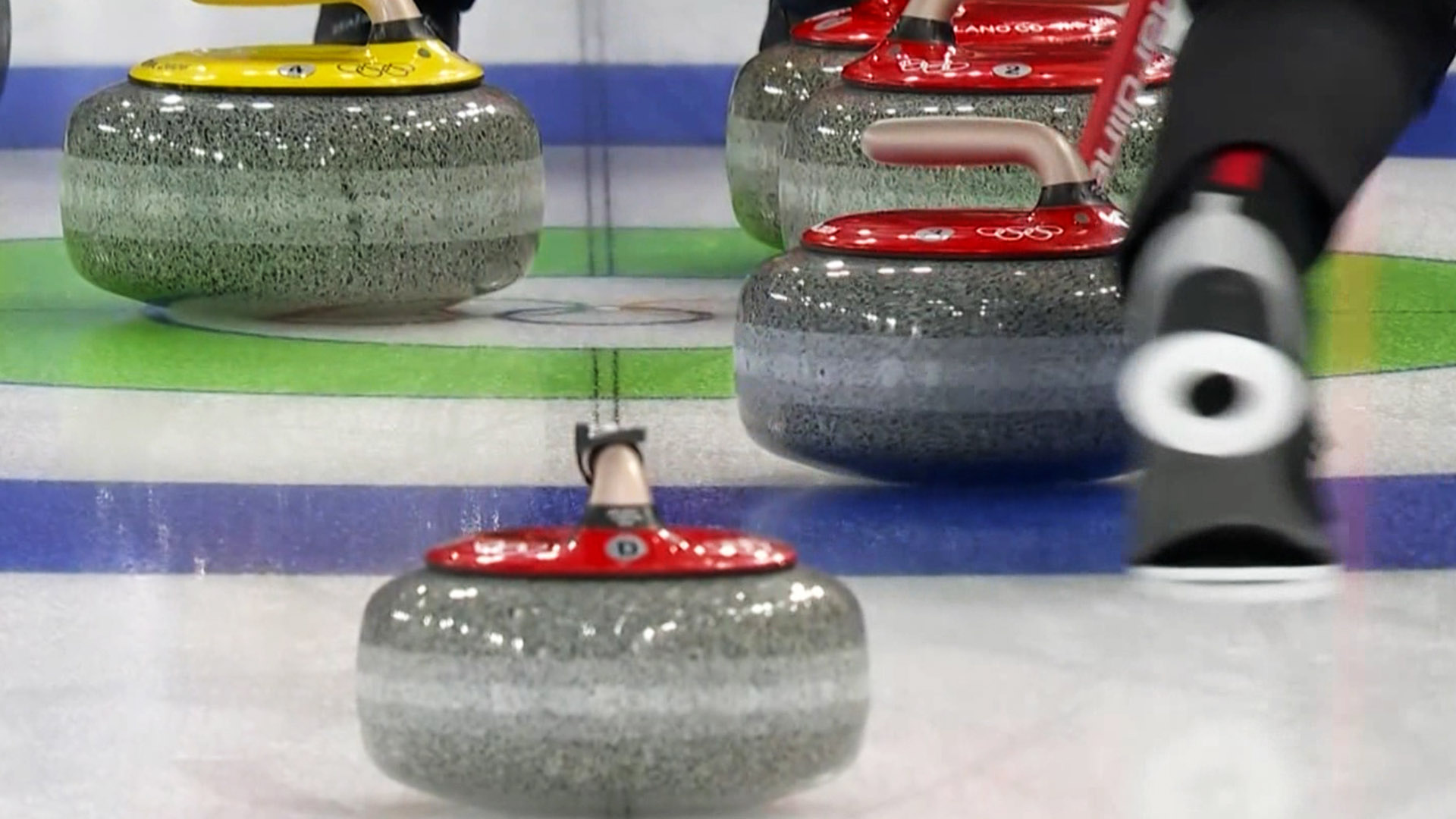 센터에 스톤을 몰아넣는 캐나다