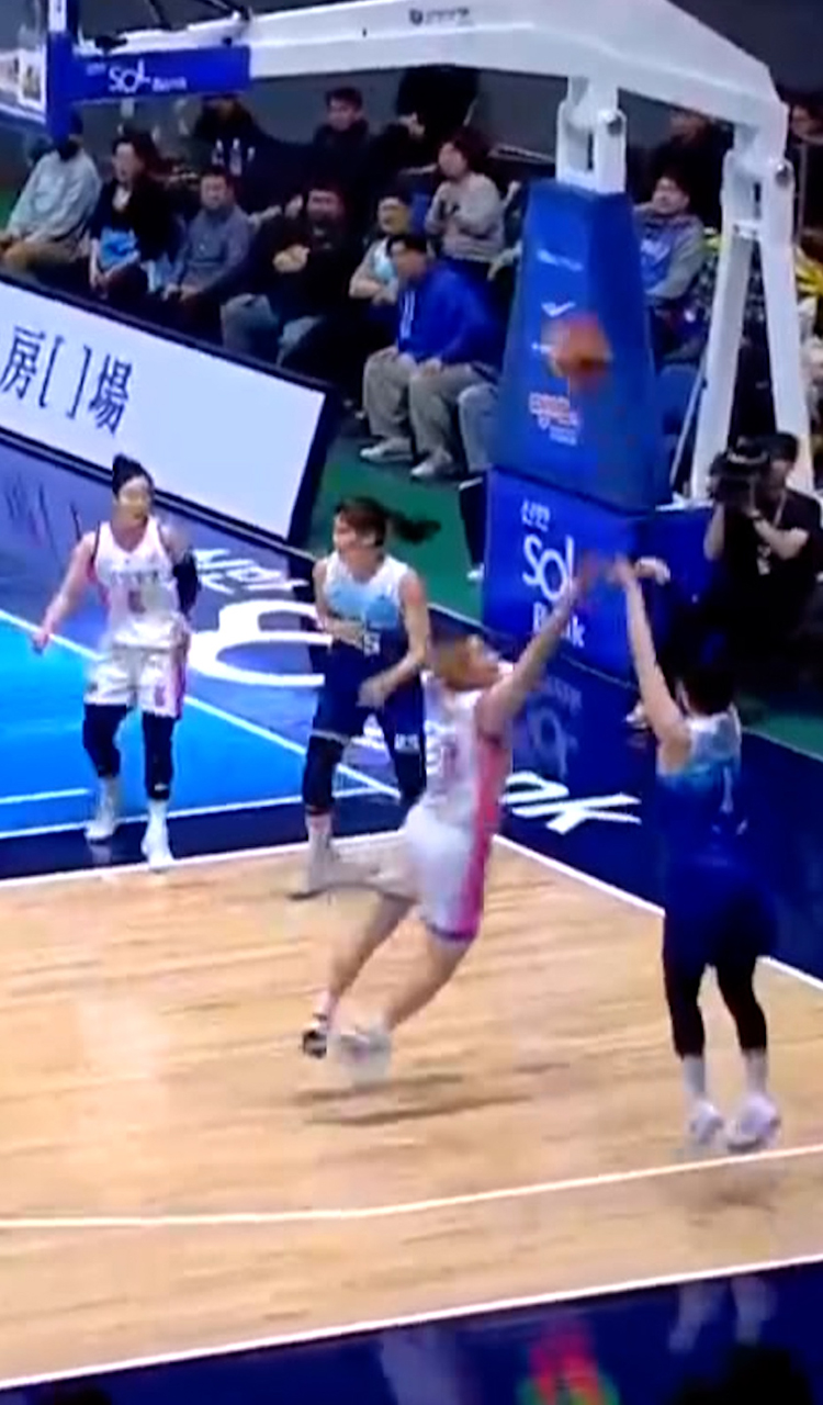 '오히려 좋아' 리바운드 후 3점으로 성공시키는 신이슬