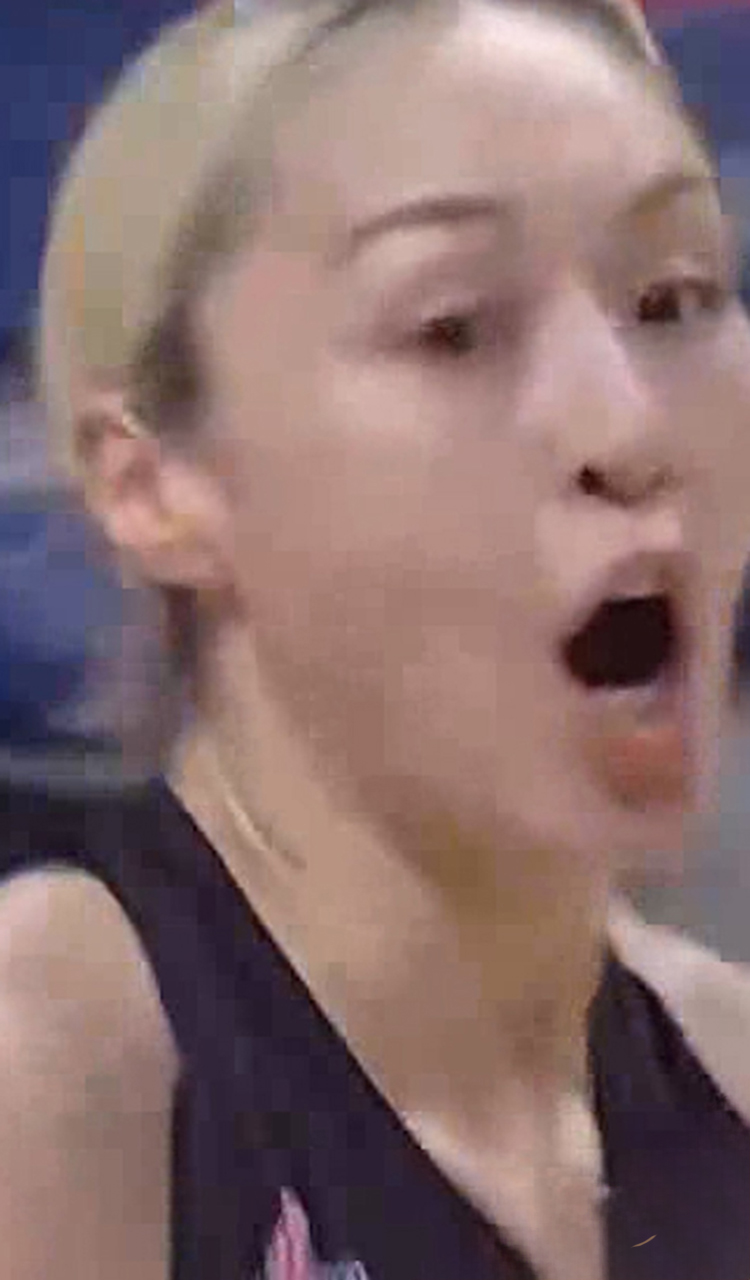 하나은행의 골 밑을 가볍게 뚫어내는 김소니아