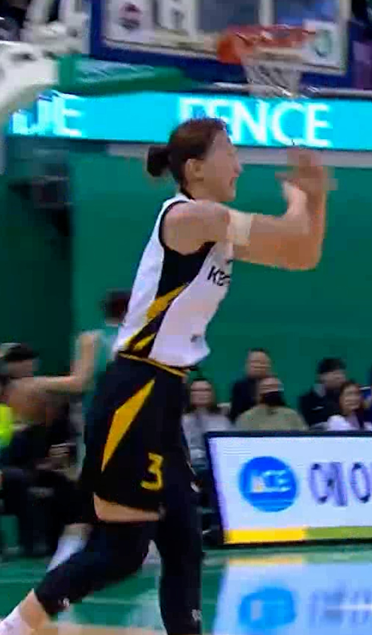 '연속 3점포' 역전하는 KB스타즈