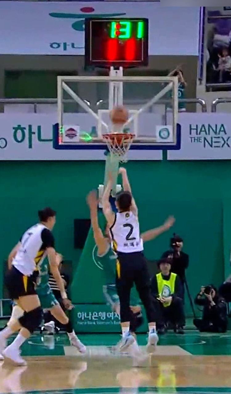 '행운의 3점' 림 맞고 들어가는 허예은의 3점 슛
