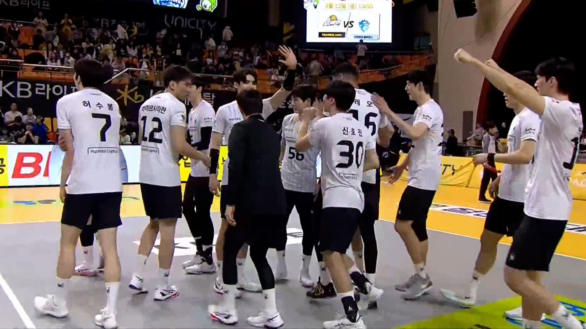 '1위 탈환' KB손해보험 상대로 셧아웃 완승한 현대캐피탈