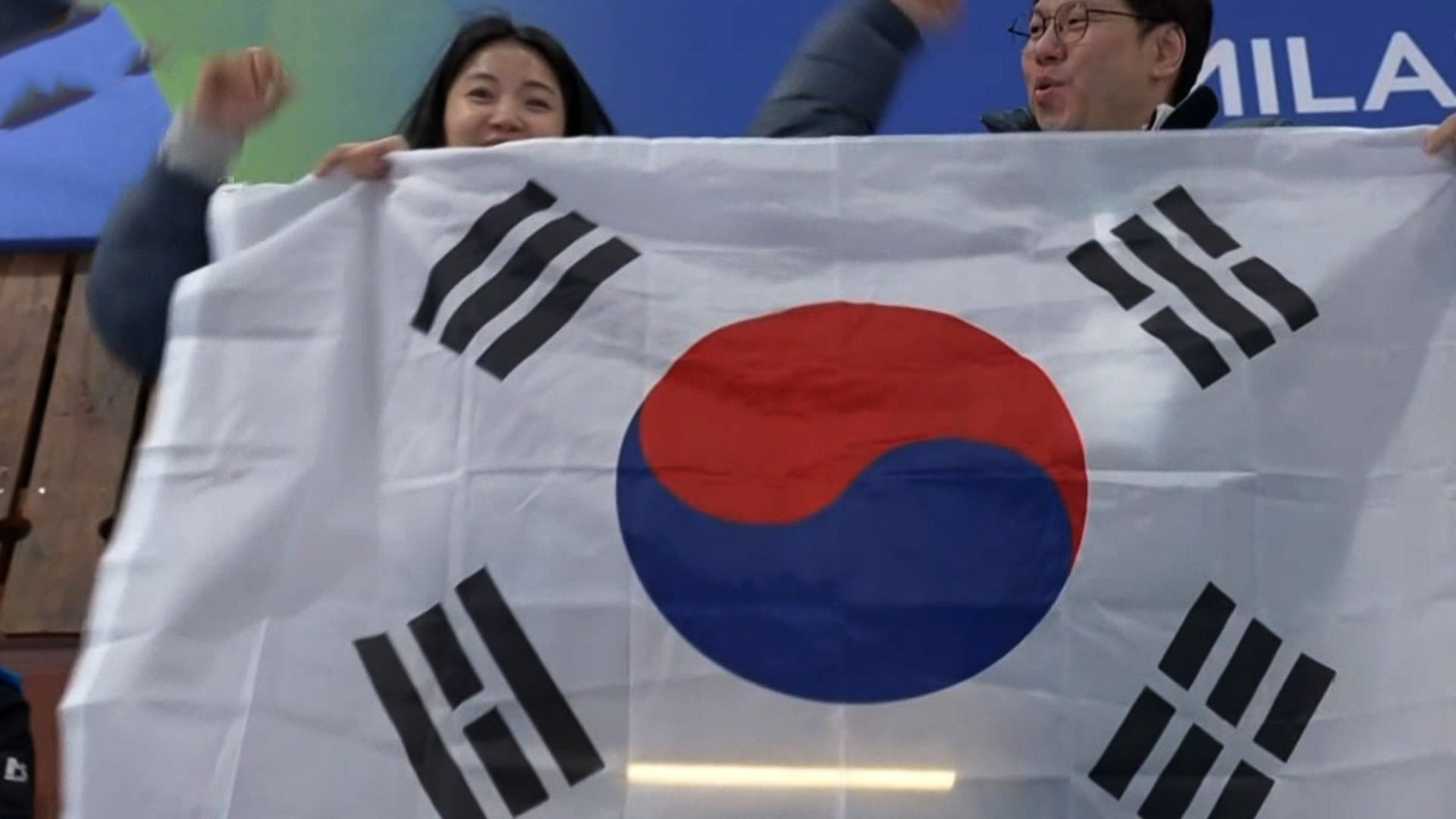 '펄럭~' 믹스더블 사상 첫 3연승을 기록하는 김선영-정영석!