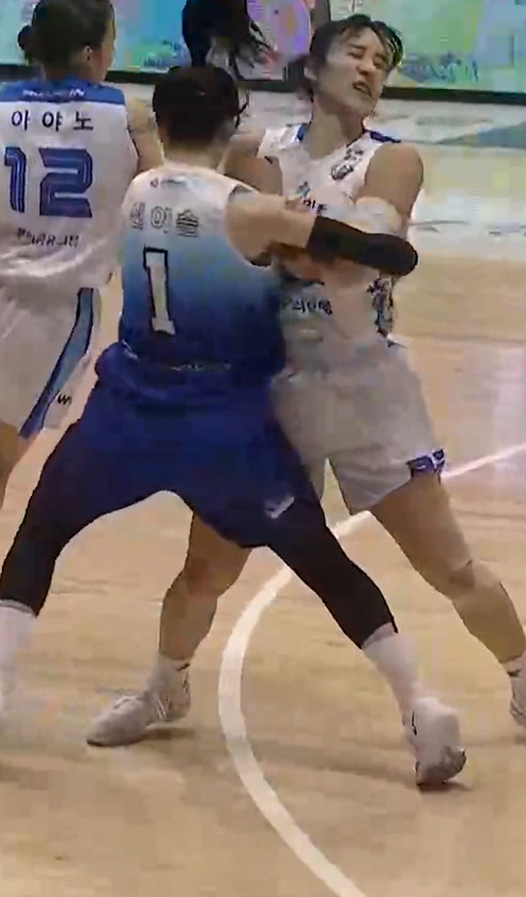 '스크린' 김단비와 강하게 부딪힌 신이슬