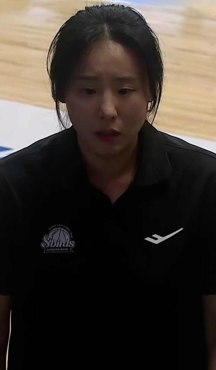 심판에게 강력하게 어필하는 최윤아 감독