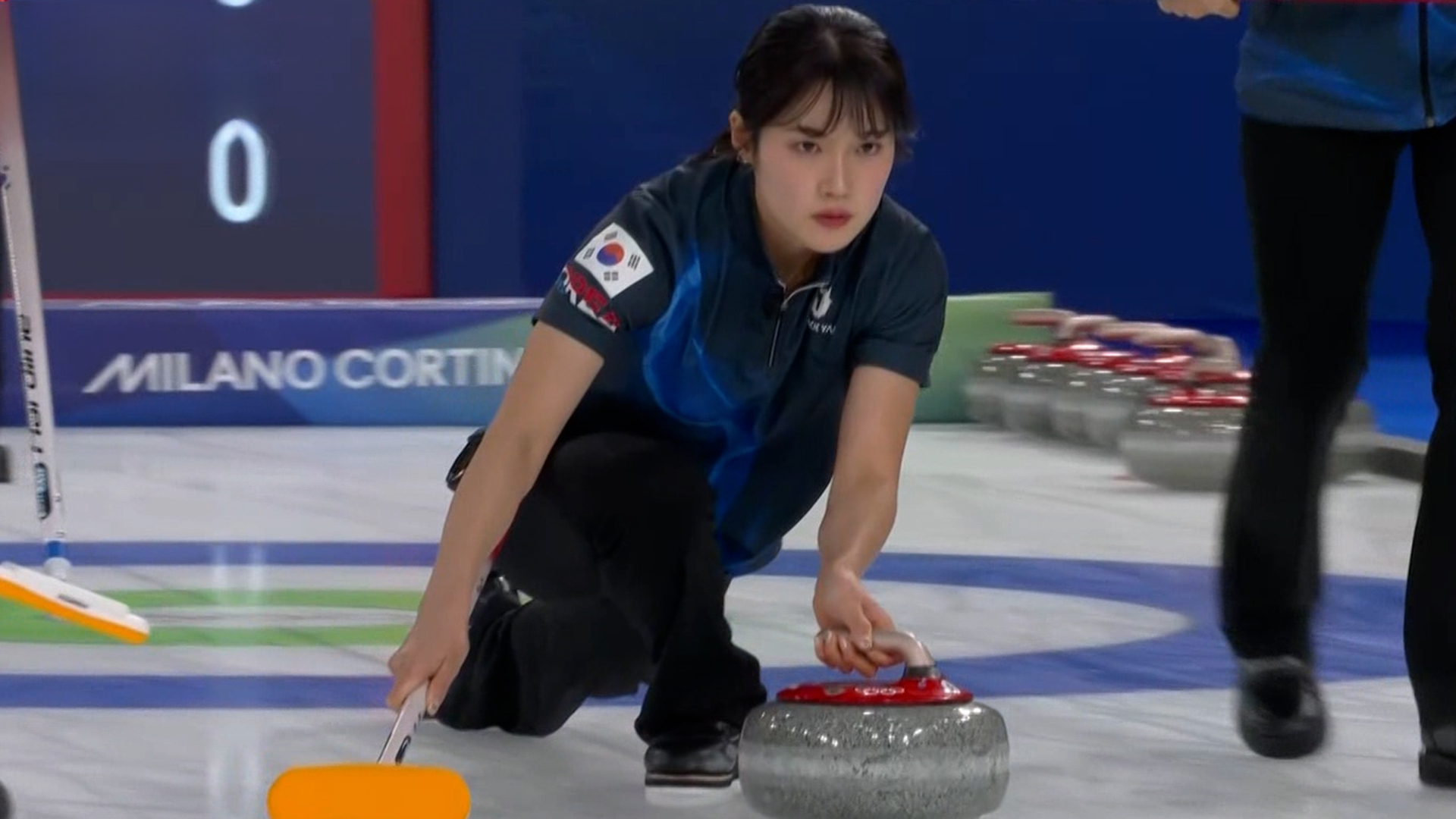 '테이크아웃' 초반 서로의 스톤을 밀어내는 양 팀