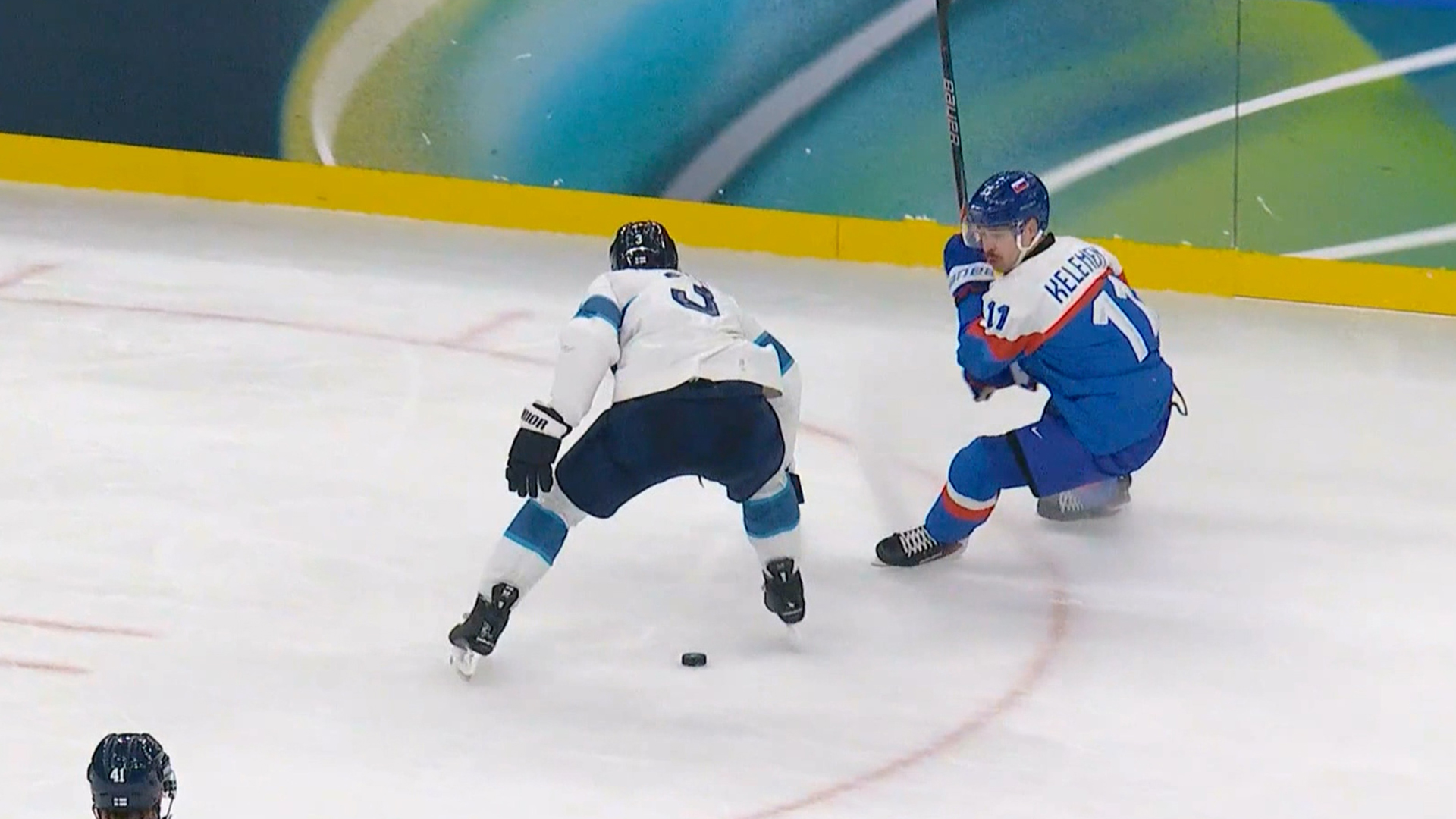 훌륭한 개인 기량으로 상대를 따돌리는 켈레멘