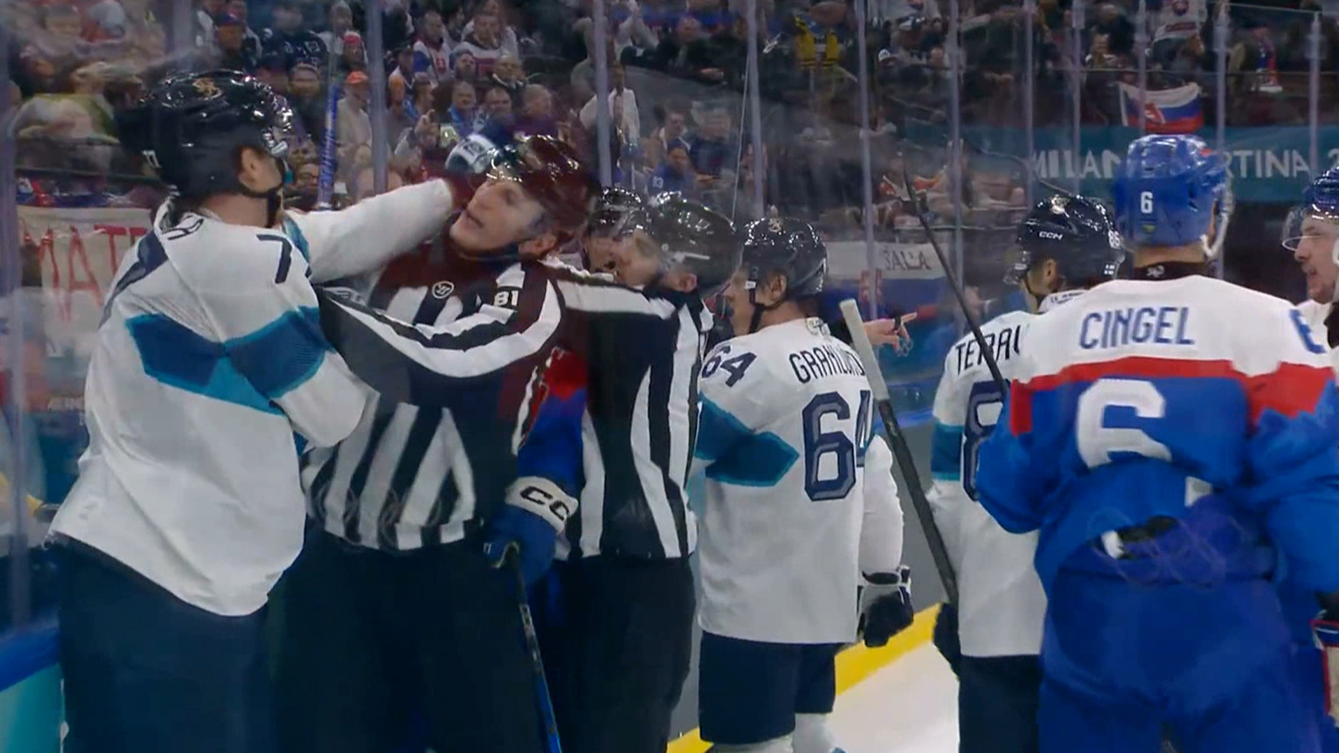 '휘슬만 기다린듯한(?)' 또다시 격렬하게 부딪히는 선수들