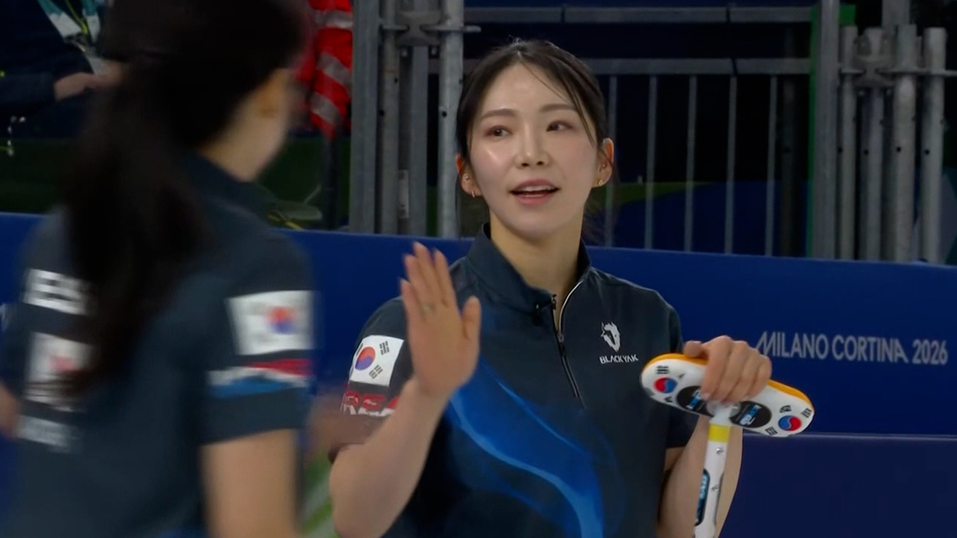 '행운의 샷' 상대 스톤 맞고 테이크아웃 성공하는 대한민국