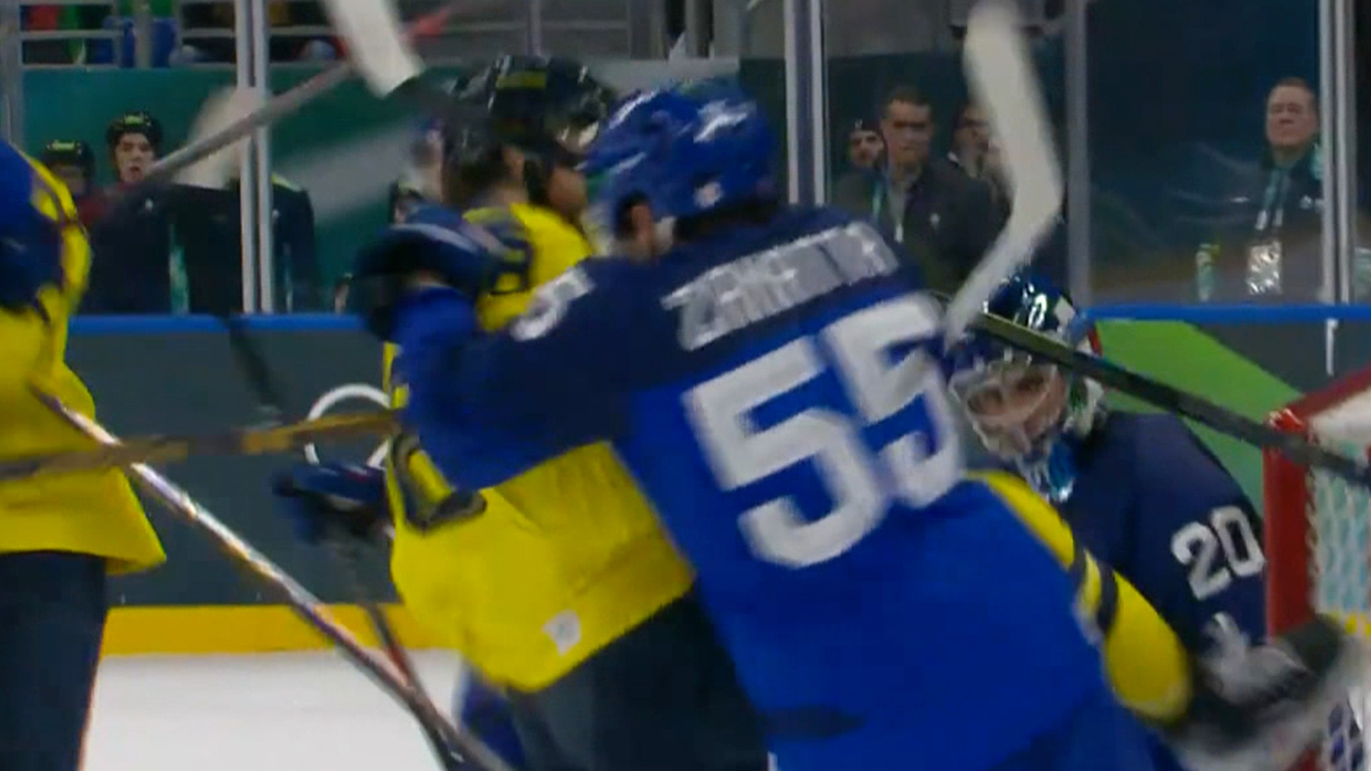 '격해지는 분위기' 잠시 중단되었던 양 팀의 경기