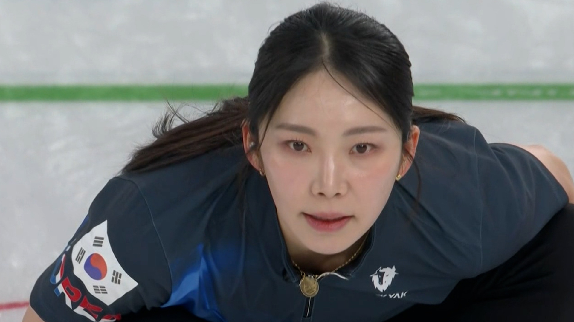 우리 스톤을 밀어서 상대 스톤을 정확히 밀어내는 김수지