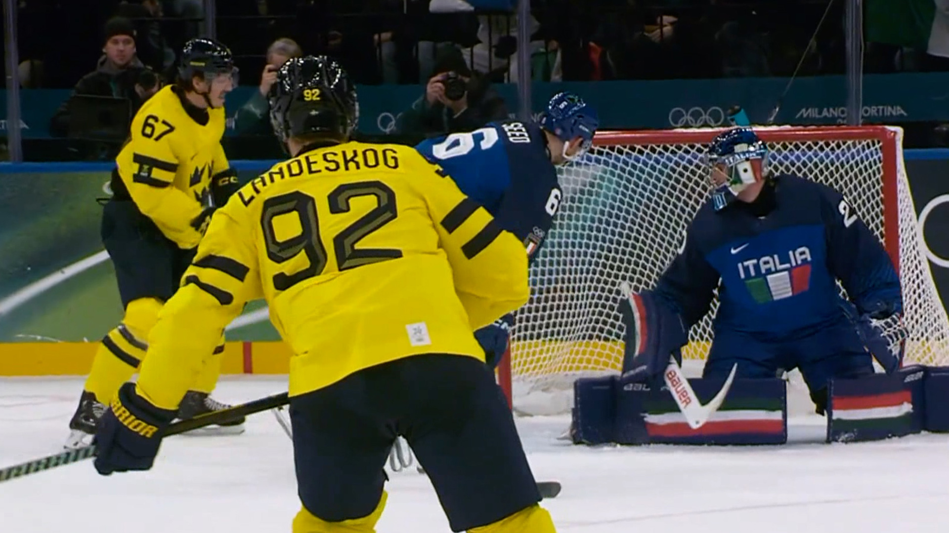 조그마한 틈새로 득점을 성공시키는 스웨덴