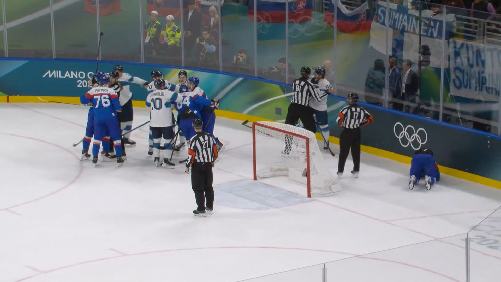 1피리어드 종료 휘슬과 함께 다시 시작된 싸움!