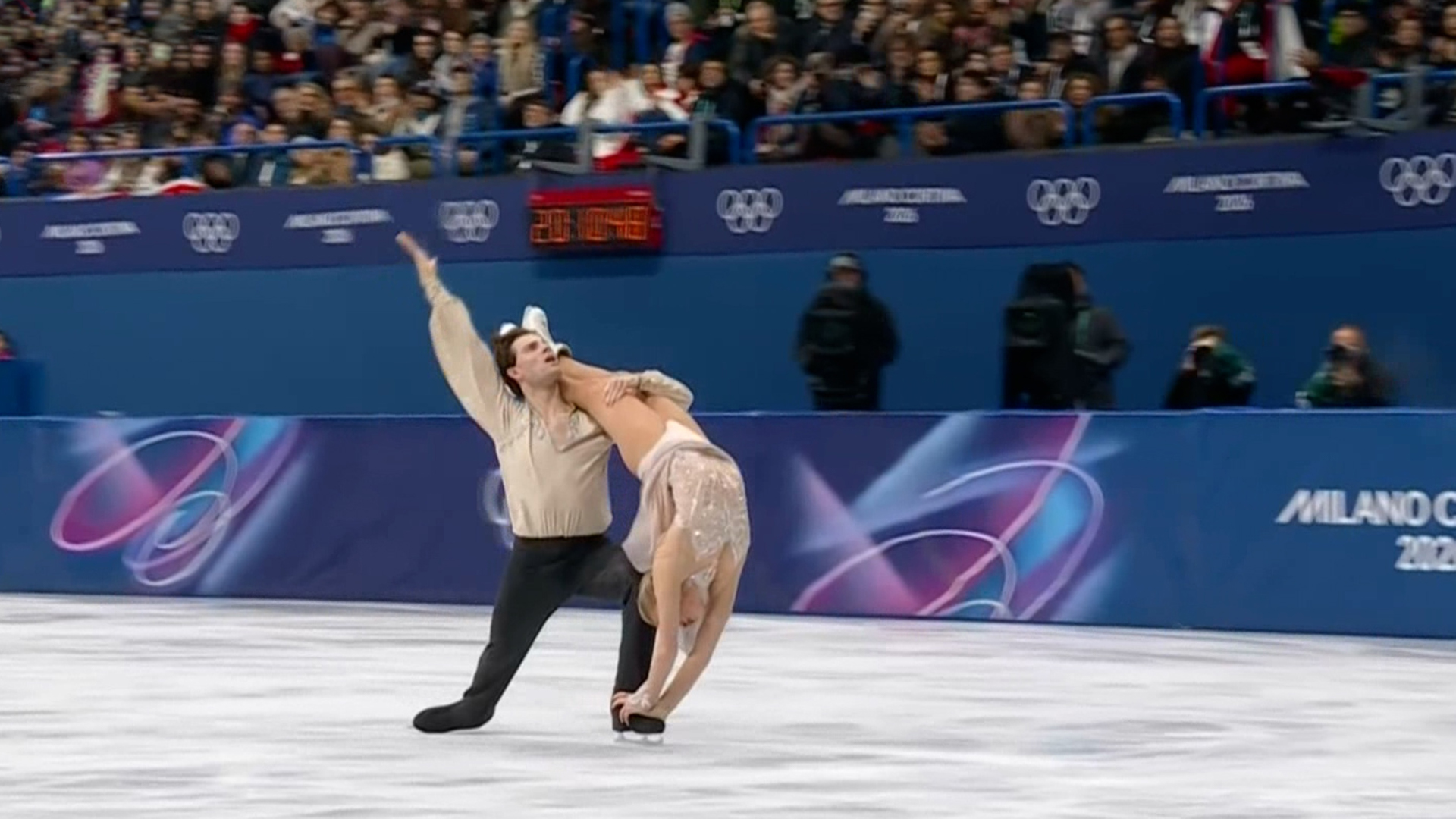 '아크로바틱한 자세!' 시원시원한 영국팀의 무대