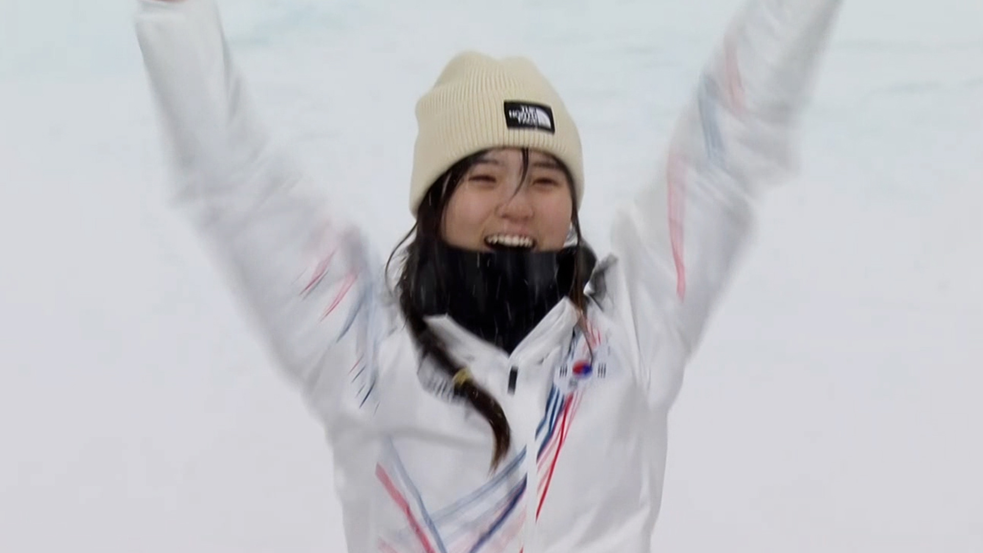 '설상 종목 최초의 금메달' 시상대 가장 높은 곳에 오르는 최가온!